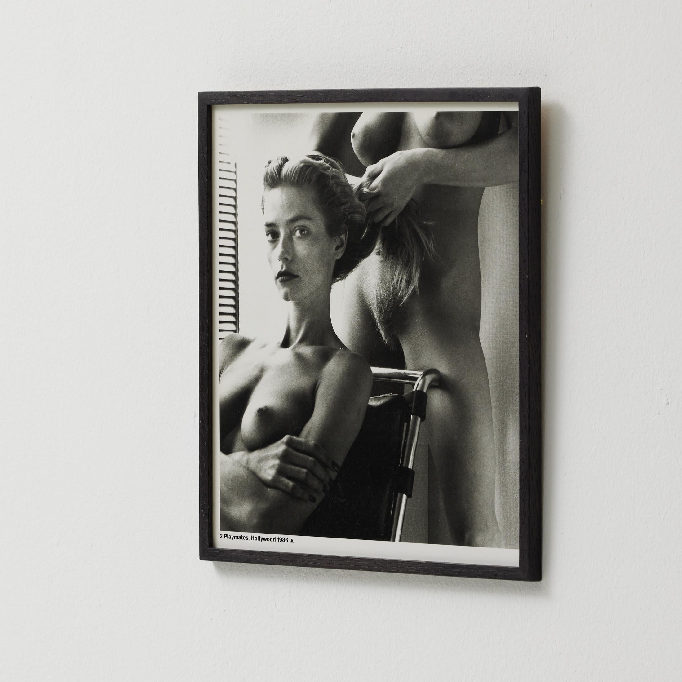 Gerahmte Helmut Newton Schwarz-Weiß-Fotografie - „Two Playmates“ (1986) im Angebot 3