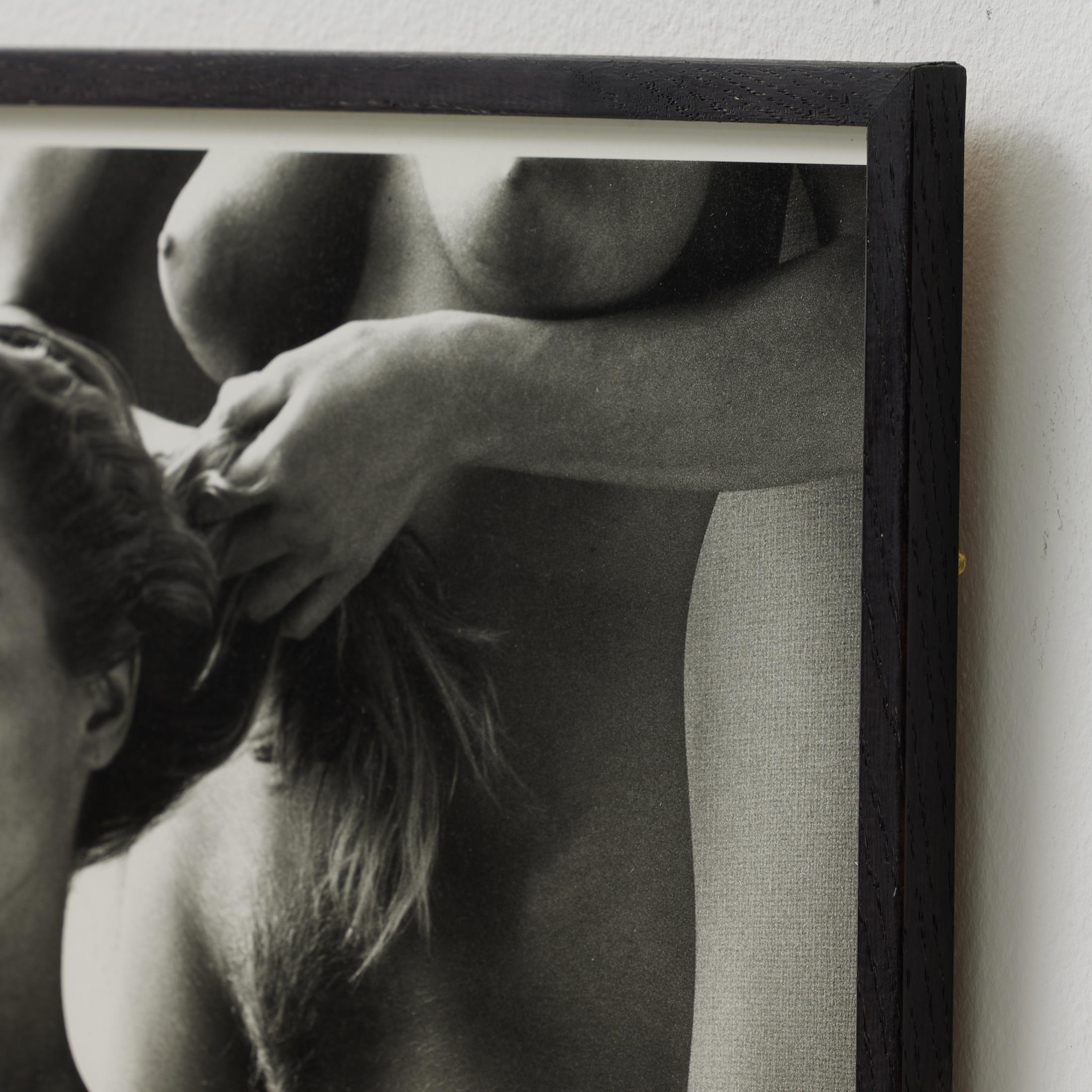 Gerahmte Helmut Newton Schwarz-Weiß-Fotografie - „Two Playmates“ (1986) im Angebot 4