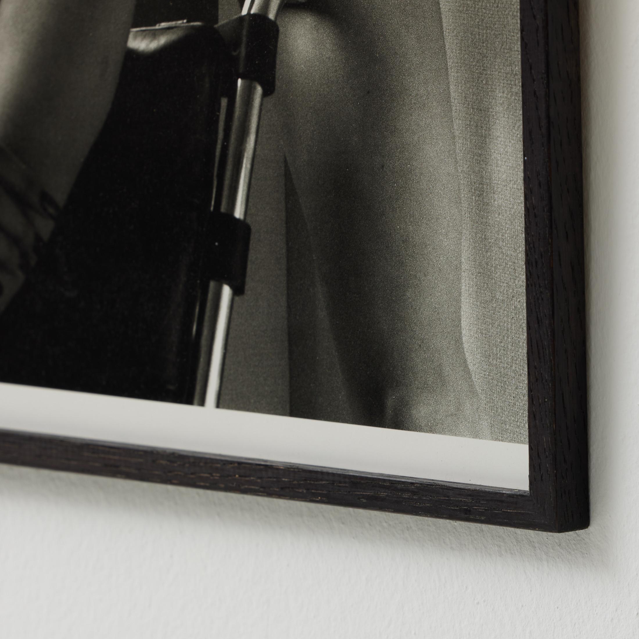 Gerahmte Helmut Newton Schwarz-Weiß-Fotografie - „Two Playmates“ (1986) im Angebot 5