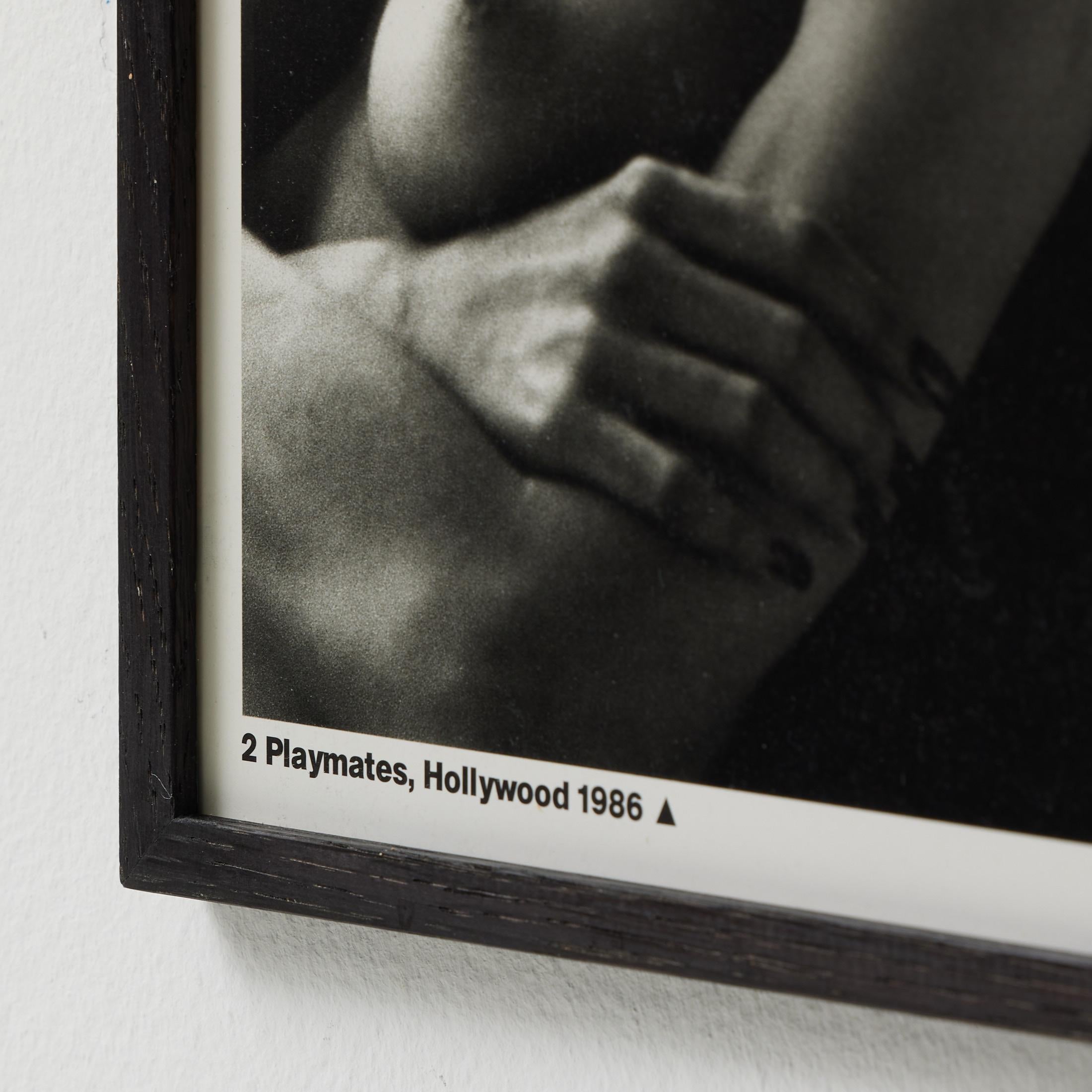 Gerahmte Helmut Newton Schwarz-Weiß-Fotografie - „Two Playmates“ (1986) im Angebot 6