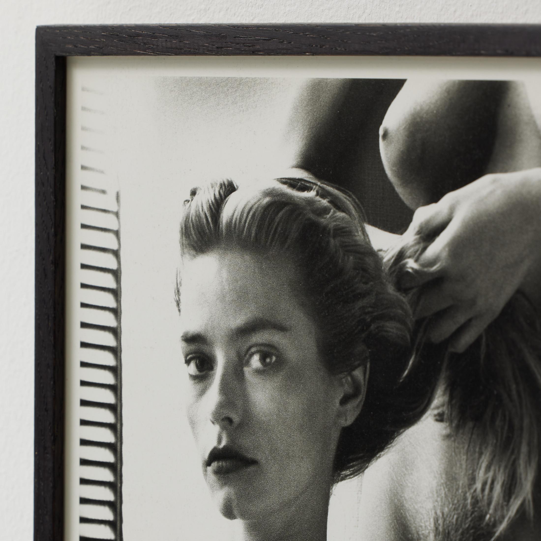 Gerahmte Helmut Newton Schwarz-Weiß-Fotografie - „Two Playmates“ (1986) im Angebot 7