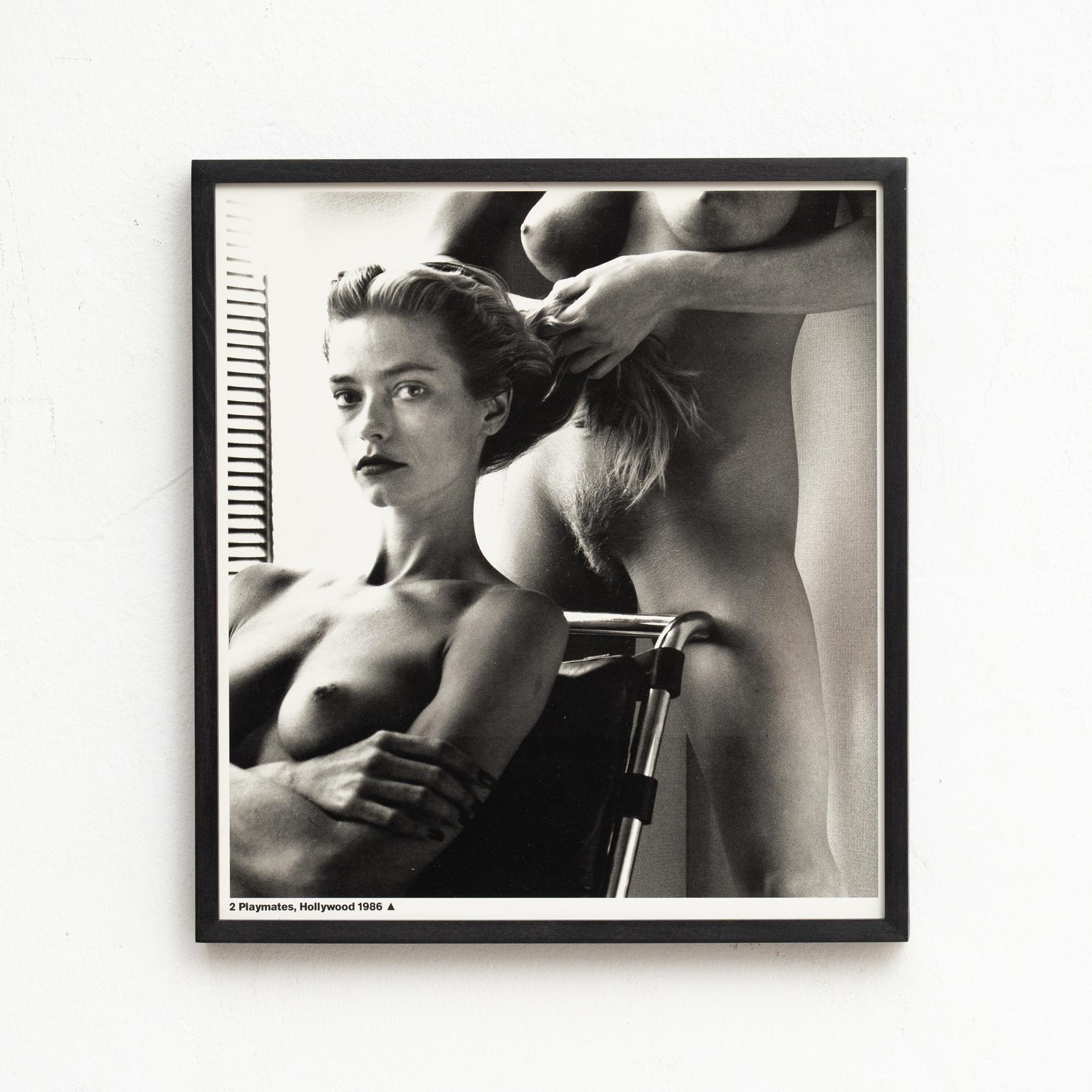 Besitzen Sie ein Stück Fotogeschichte mit dieser gerahmten Schwarz-Weiß-Fotografie von Helmut Newton mit dem Titel 