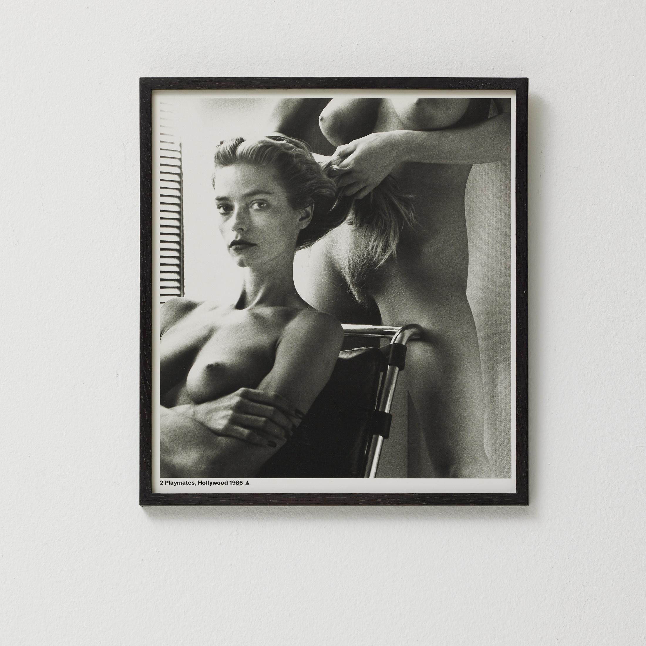 Besitzen Sie ein Stück Fotogeschichte mit dieser gerahmten Schwarz-Weiß-Fotografie von Helmut Newton mit dem Titel 