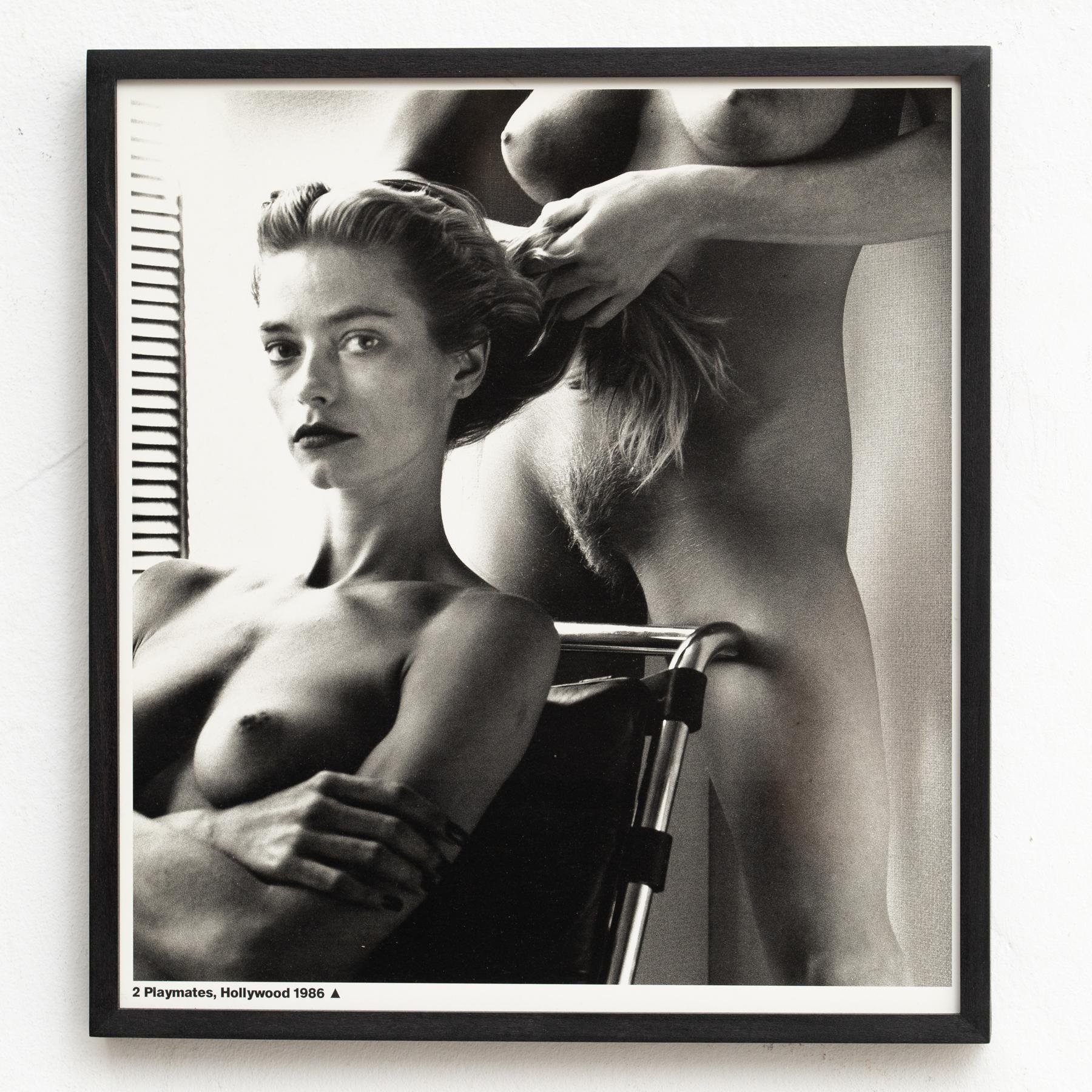 Gerahmte Helmut Newton Schwarz-Weiß-Fotografie - „Two Playmates“ (1986) (Moderne der Mitte des Jahrhunderts)