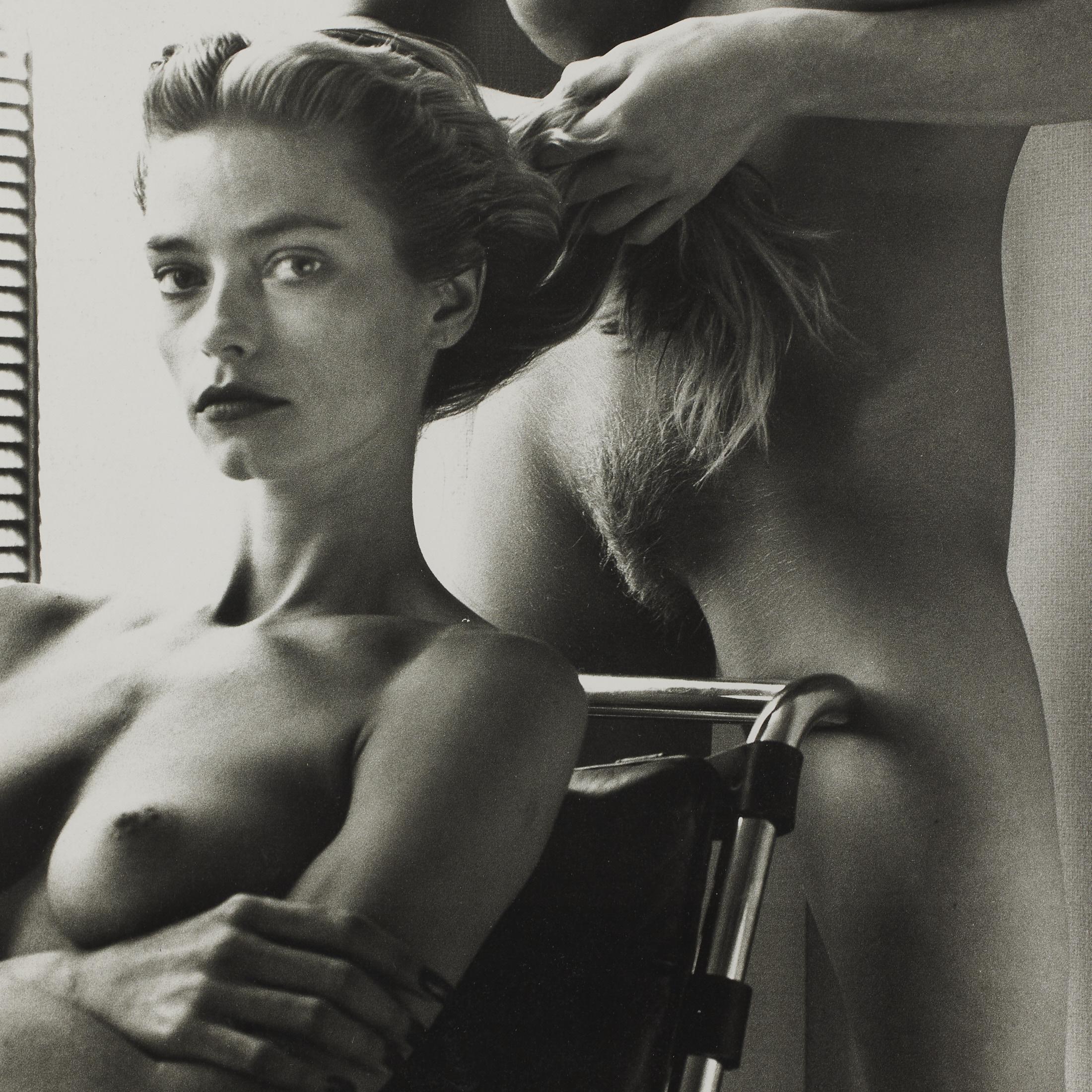 Gerahmte Helmut Newton Schwarz-Weiß-Fotografie - „Two Playmates“ (1986) (Moderne der Mitte des Jahrhunderts) im Angebot