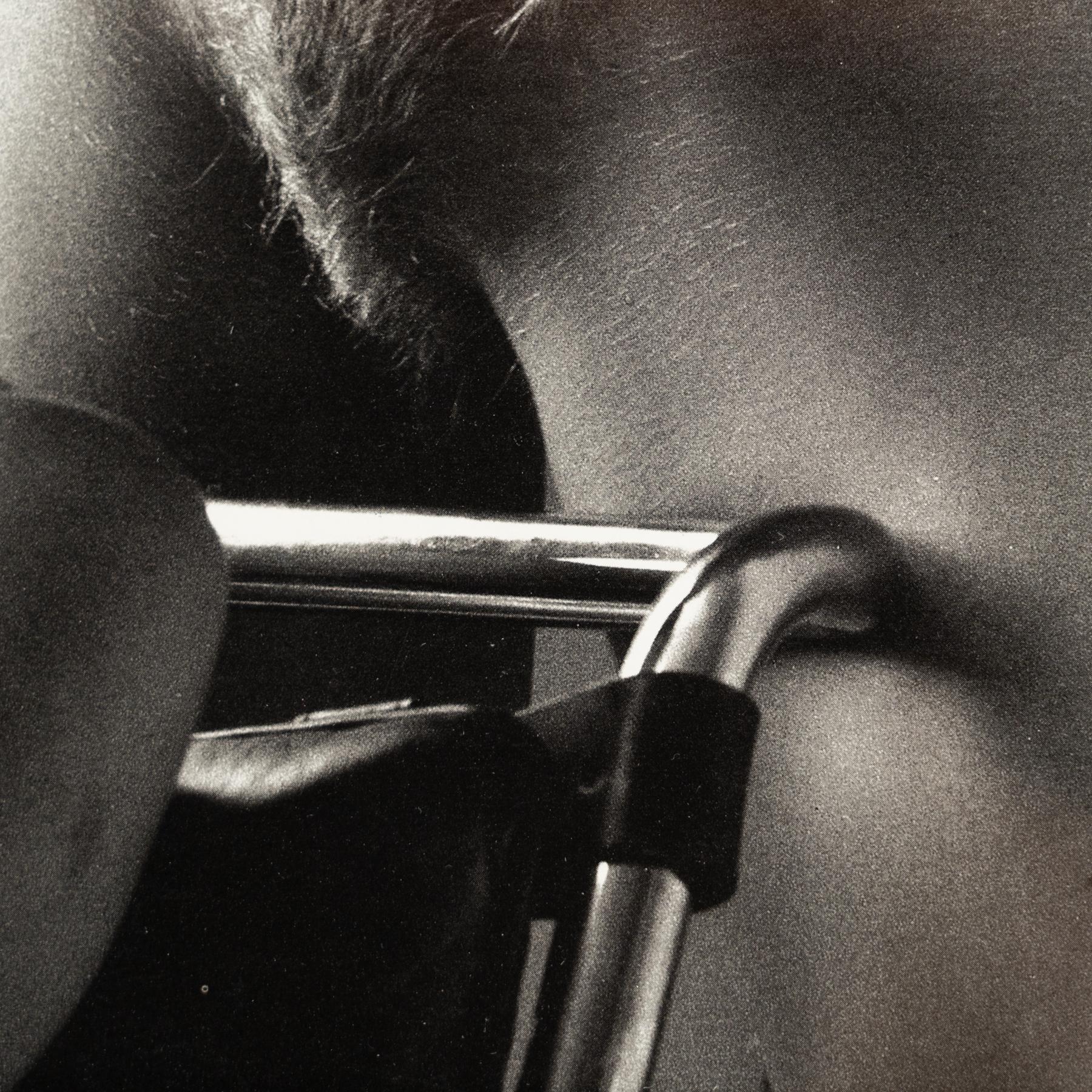 Gerahmte Helmut Newton Schwarz-Weiß-Fotografie - „Two Playmates“ (1986) (Deutsch)