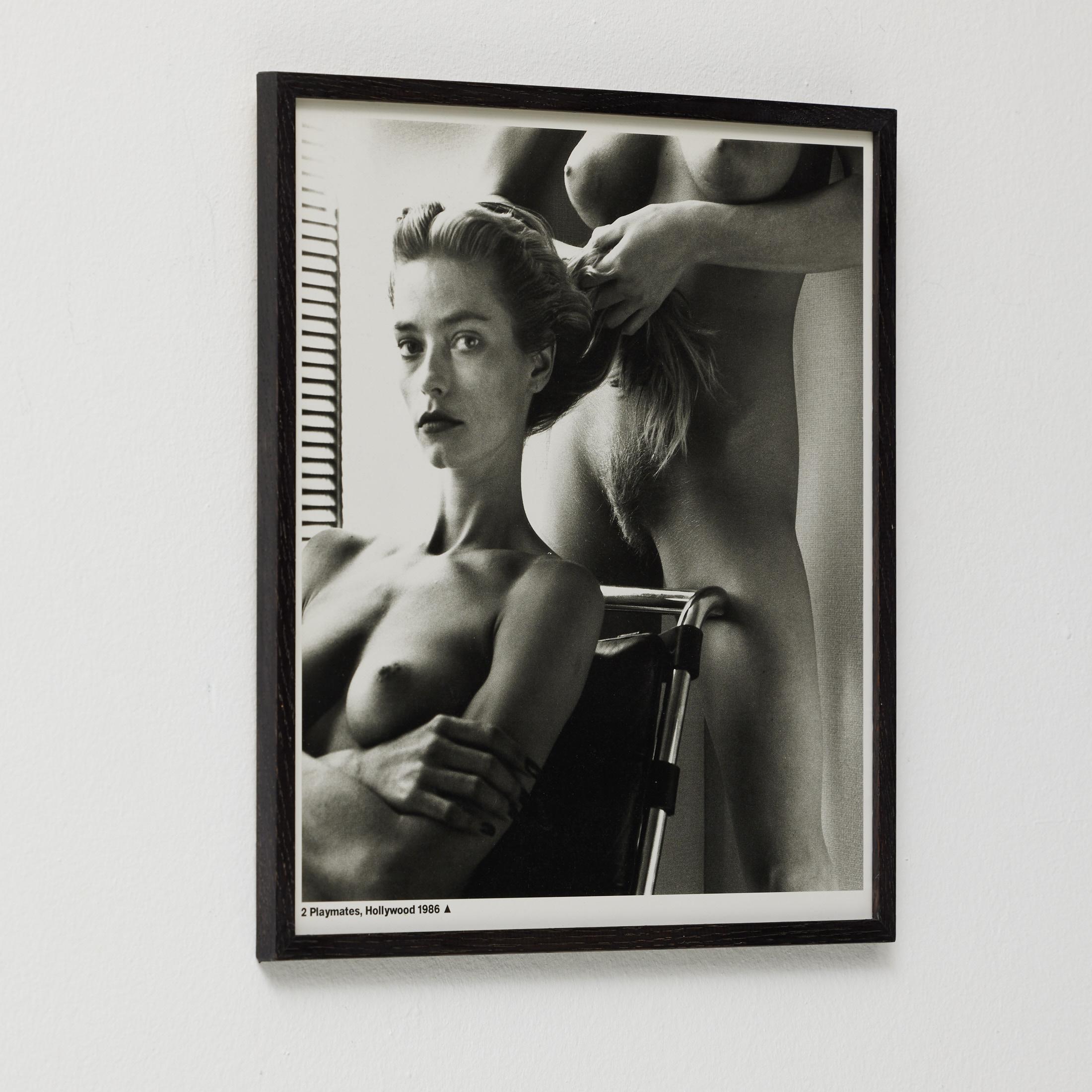 Gerahmte Helmut Newton Schwarz-Weiß-Fotografie - „Two Playmates“ (1986) (Deutsch) im Angebot