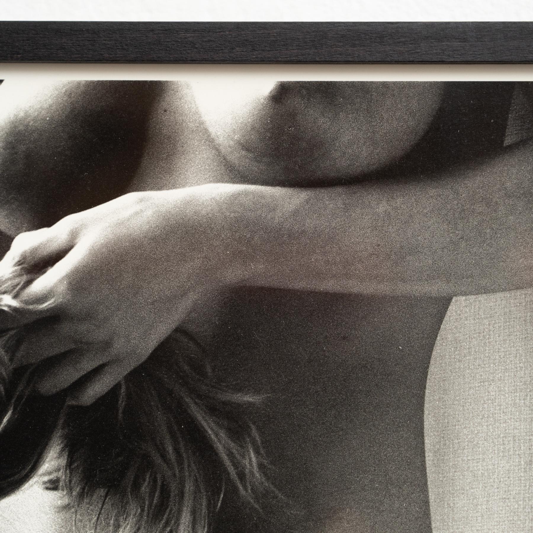 Gerahmte Helmut Newton Schwarz-Weiß-Fotografie - „Two Playmates“ (1986) im Zustand „Gut“ in Barcelona, Barcelona