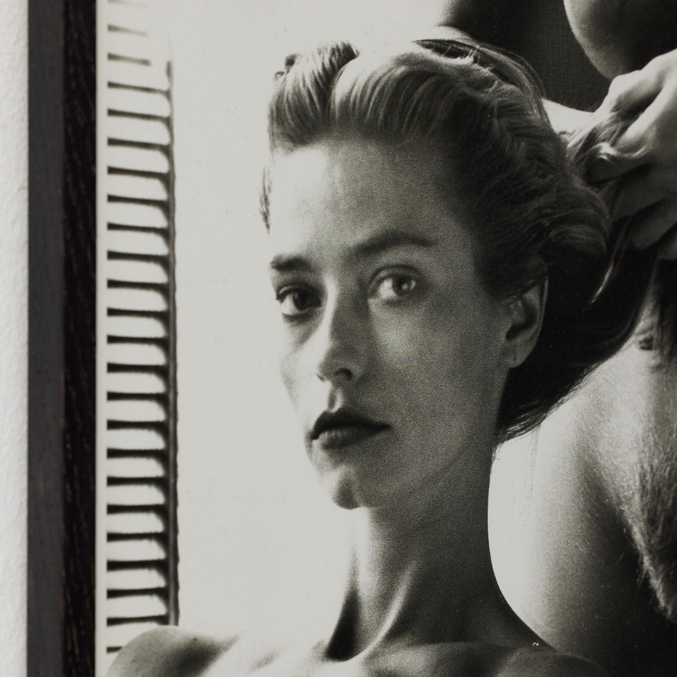 Gerahmte Helmut Newton Schwarz-Weiß-Fotografie - „Two Playmates“ (1986) im Zustand „Gut“ im Angebot in Barcelona, Barcelona