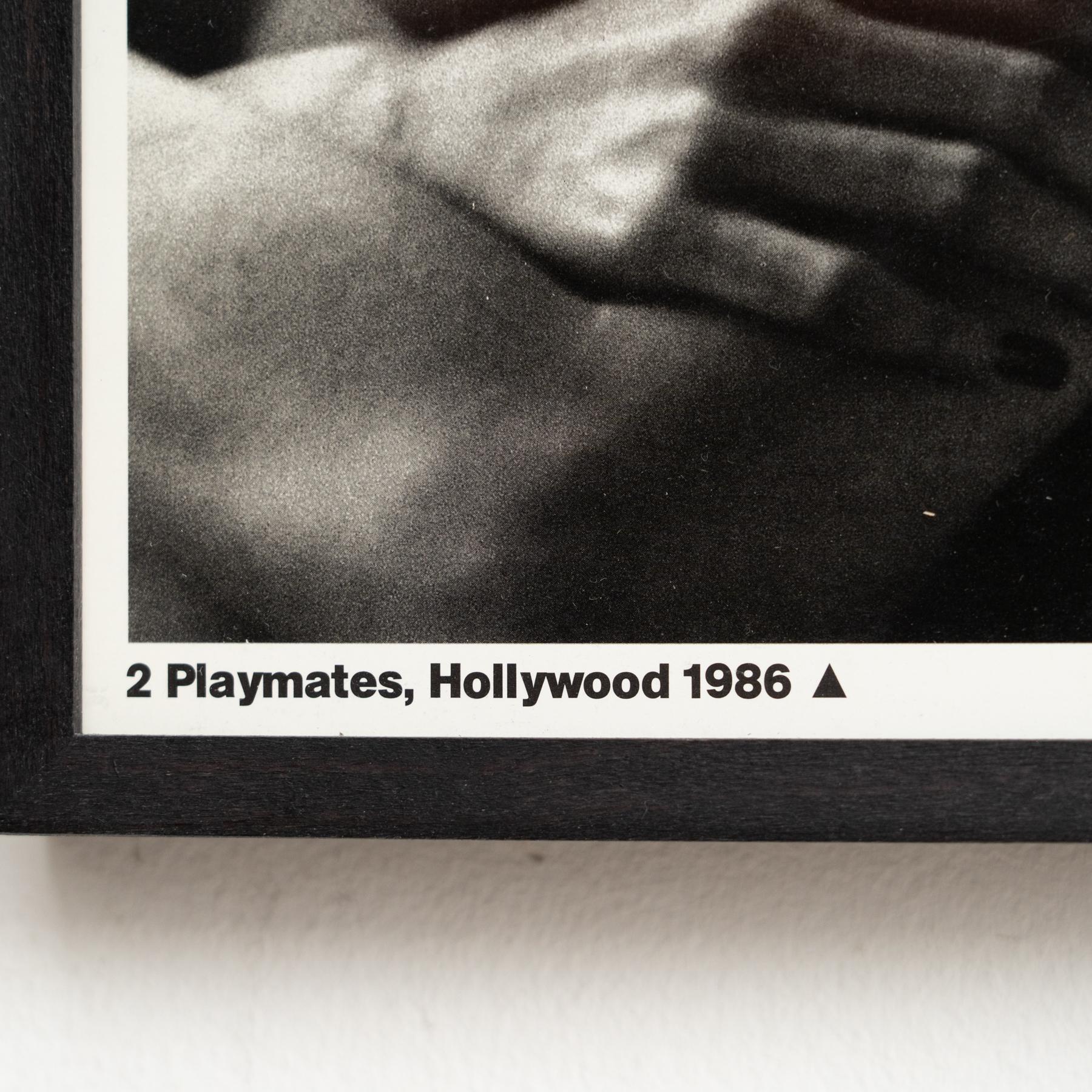 Gerahmte Helmut Newton Schwarz-Weiß-Fotografie - „Two Playmates“ (1986) (Ende des 20. Jahrhunderts)
