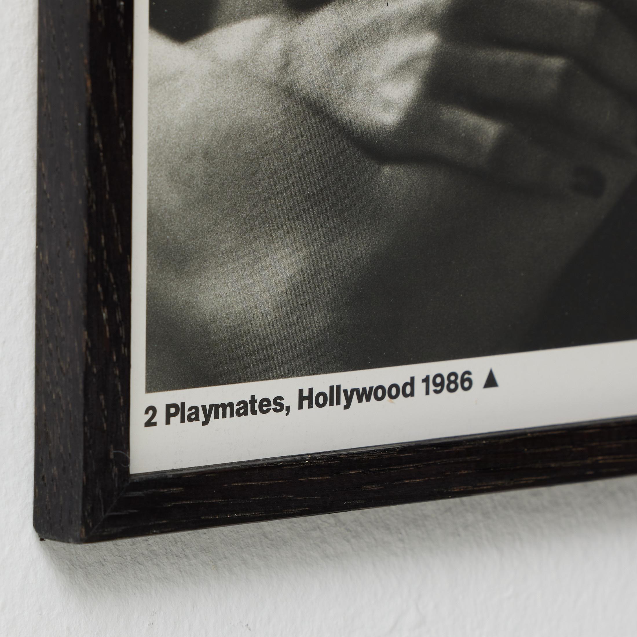 Gerahmte Helmut Newton Schwarz-Weiß-Fotografie - „Two Playmates“ (1986) (Ende des 20. Jahrhunderts) im Angebot