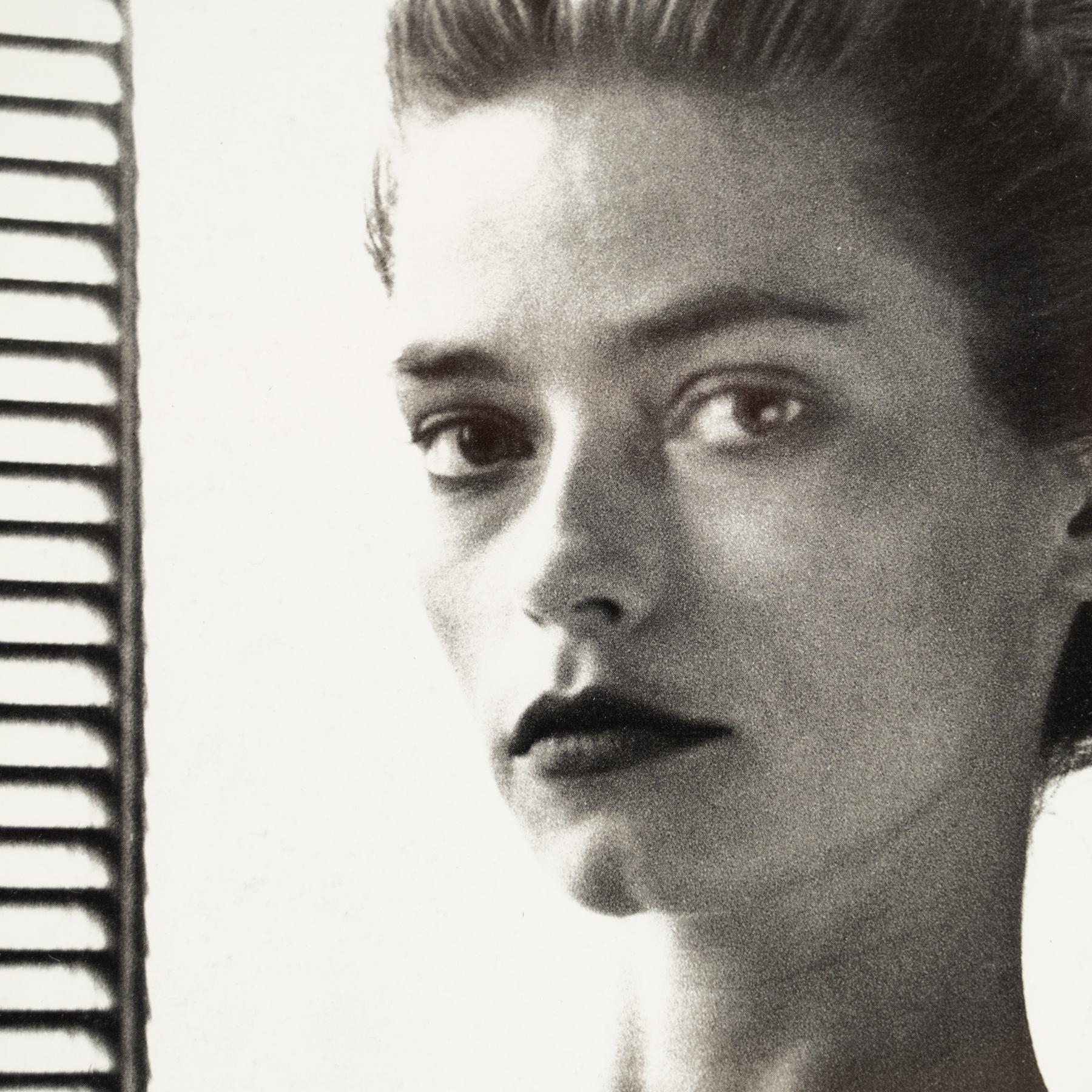 Gerahmte Helmut Newton Schwarz-Weiß-Fotografie - „Two Playmates“ (1986) (Papier)