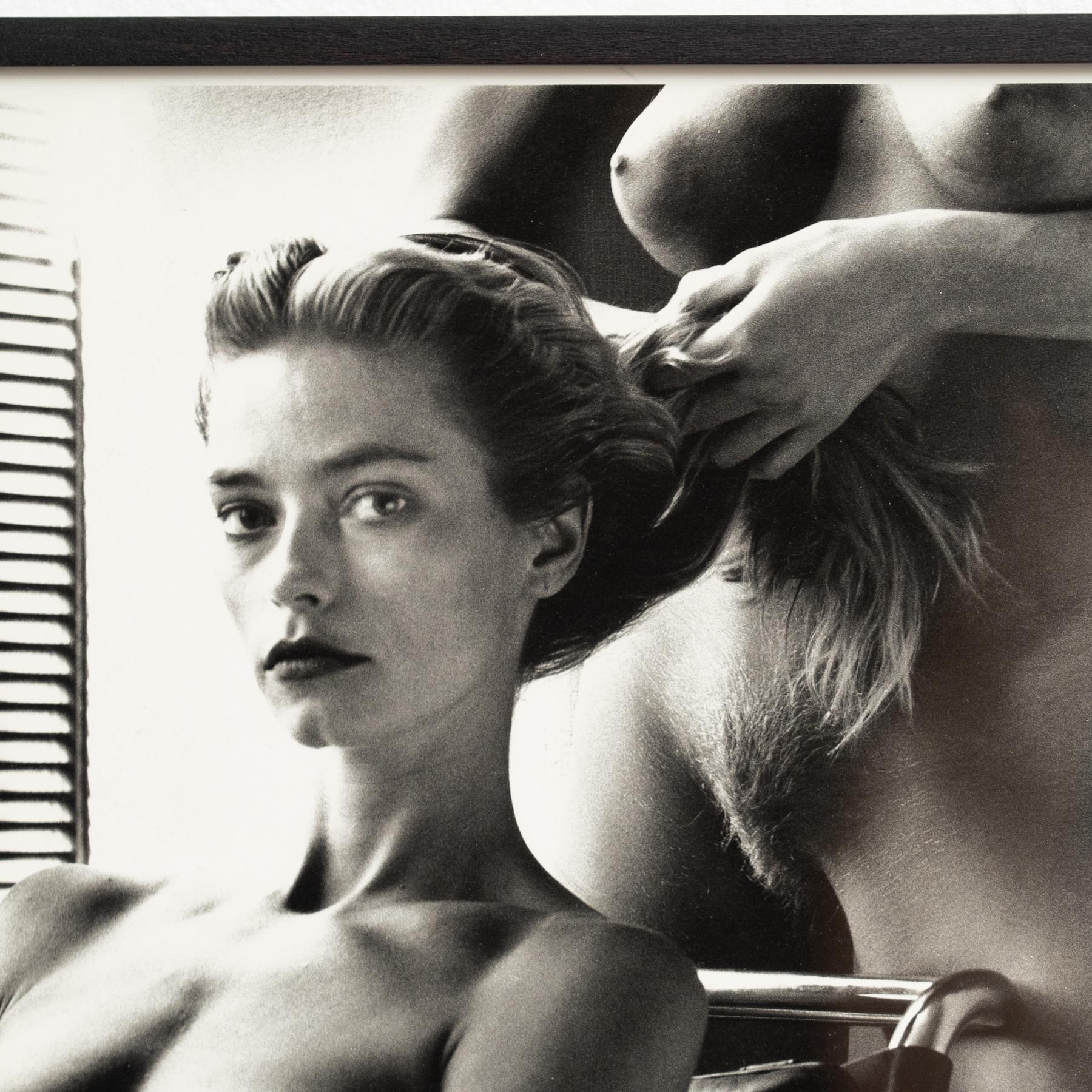Gerahmte Helmut Newton Schwarz-Weiß-Fotografie - „Two Playmates“ (1986) 1