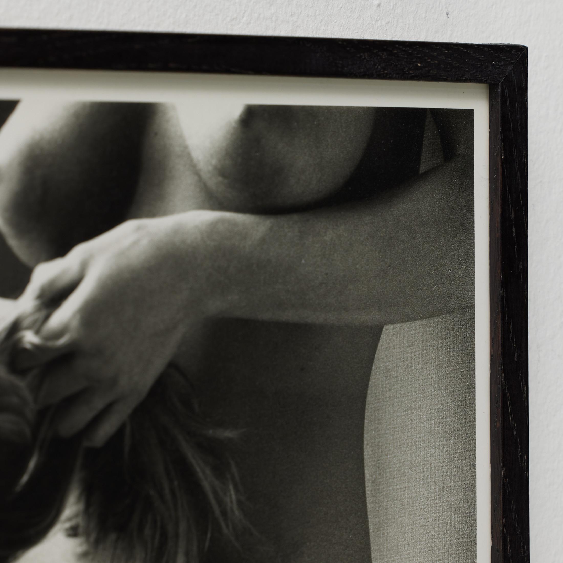 Gerahmte Helmut Newton Schwarz-Weiß-Fotografie - „Two Playmates“ (1986) im Angebot 1
