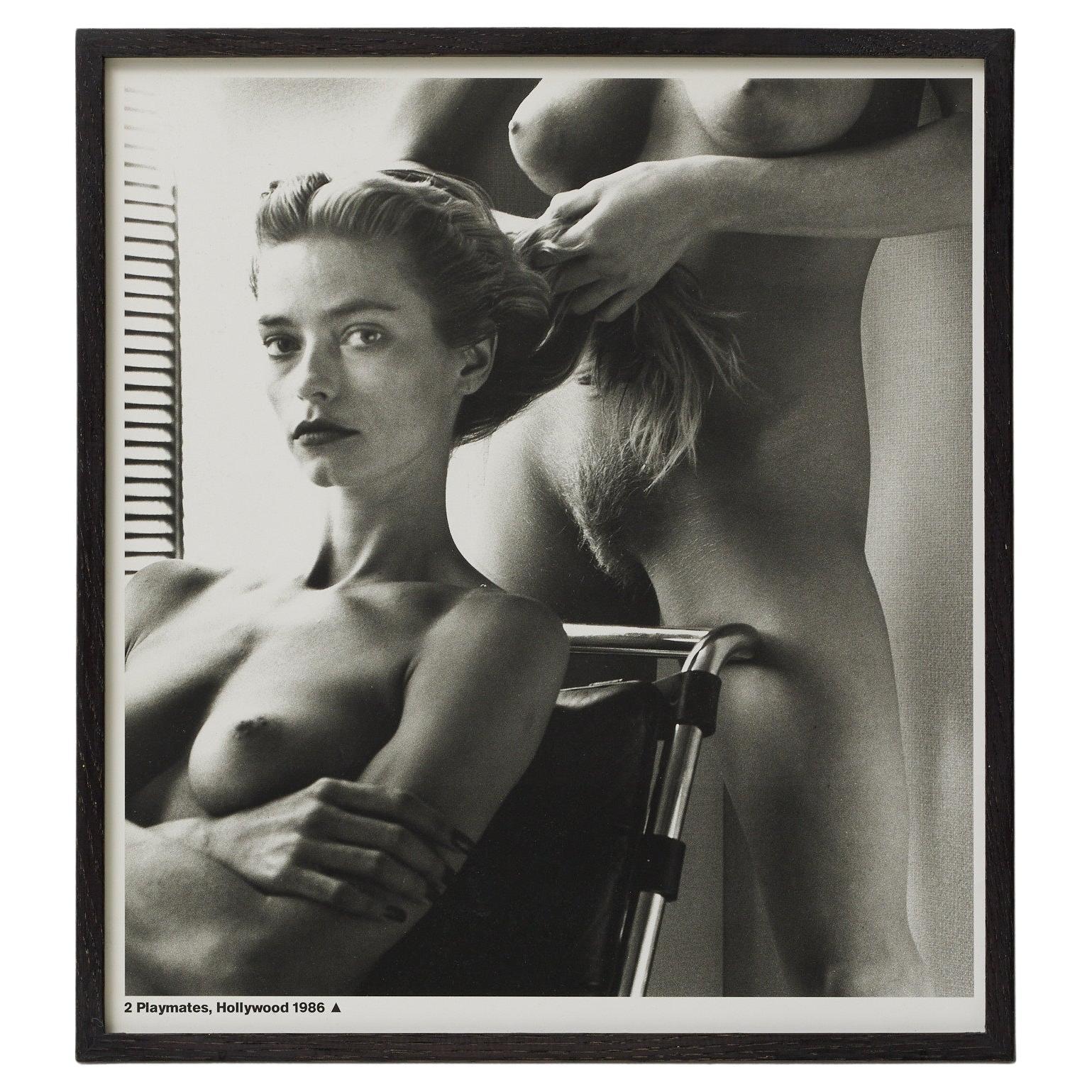 Fotografia in bianco e nero di Helmut Newton incorniciata - "Two Playmates" (1986)