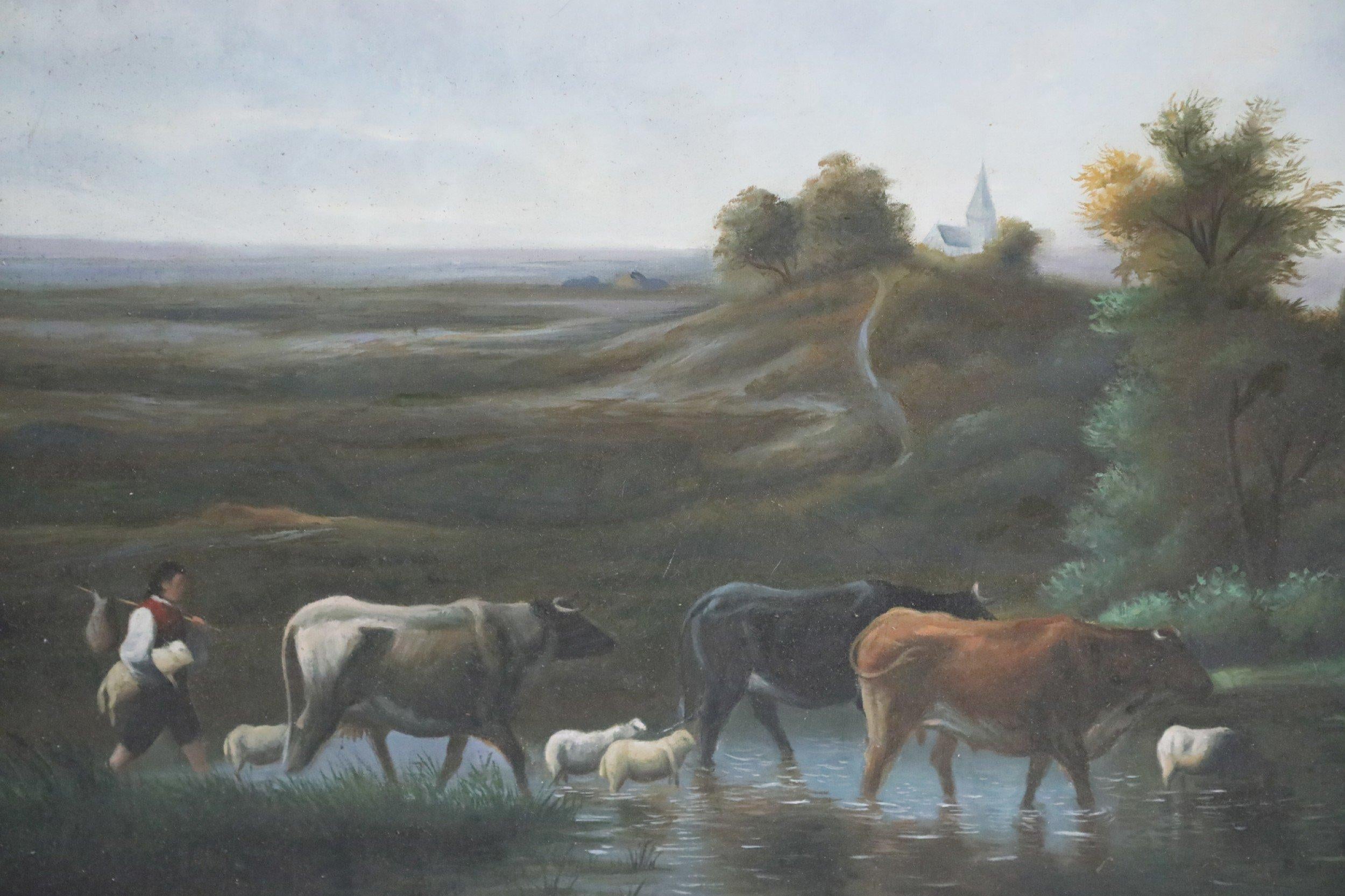 Peinture vintage (20e siècle) encadrée d'or représentant un homme, du bétail et des moutons traversant un petit plan d'eau, avec des champs vallonnés bruns en arrière-plan et une église blanche visible au loin, partiellement masquée par des