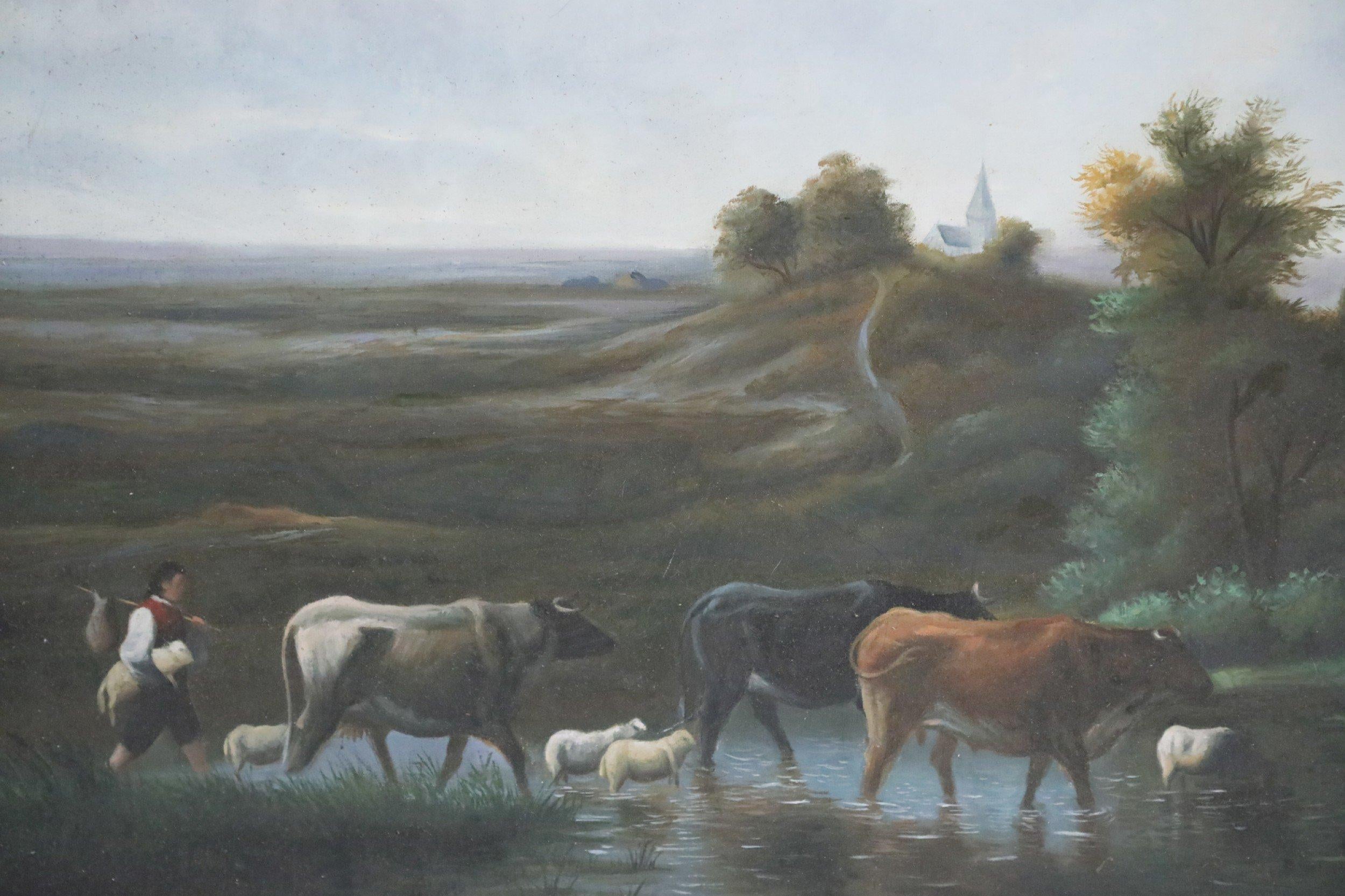 Peinture ancienne (20e siècle) encadrée d'or représentant un homme, du bétail et des moutons traversant un petit plan d'eau, avec des champs vallonnés bruns en arrière-plan et une église blanche aperçue au loin, partiellement cachée par des