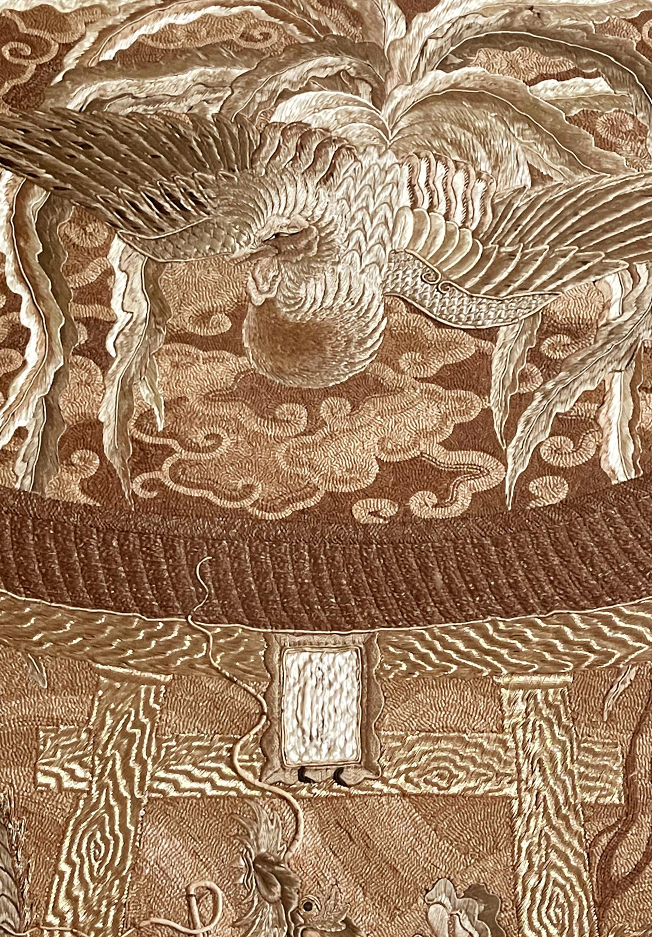 Gerahmter japanischer antiker Phoenix- Drachen-Stickerei-Wandteppich aus der Meiji-Periode (Japonismus) im Angebot