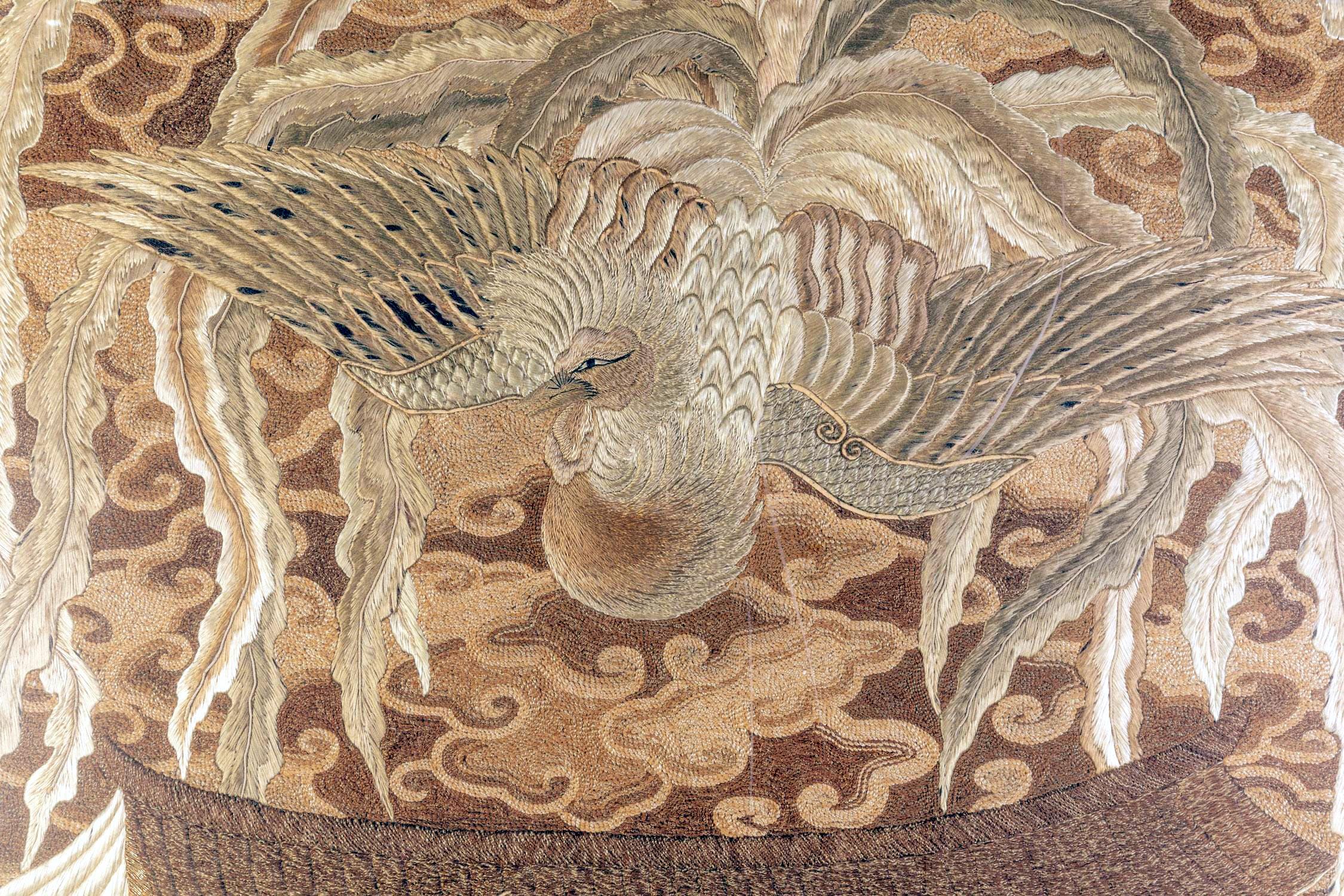Gerahmter japanischer antiker Phoenix- Drachen-Stickerei-Wandteppich aus der Meiji-Periode im Zustand „Gut“ im Angebot in Atlanta, GA
