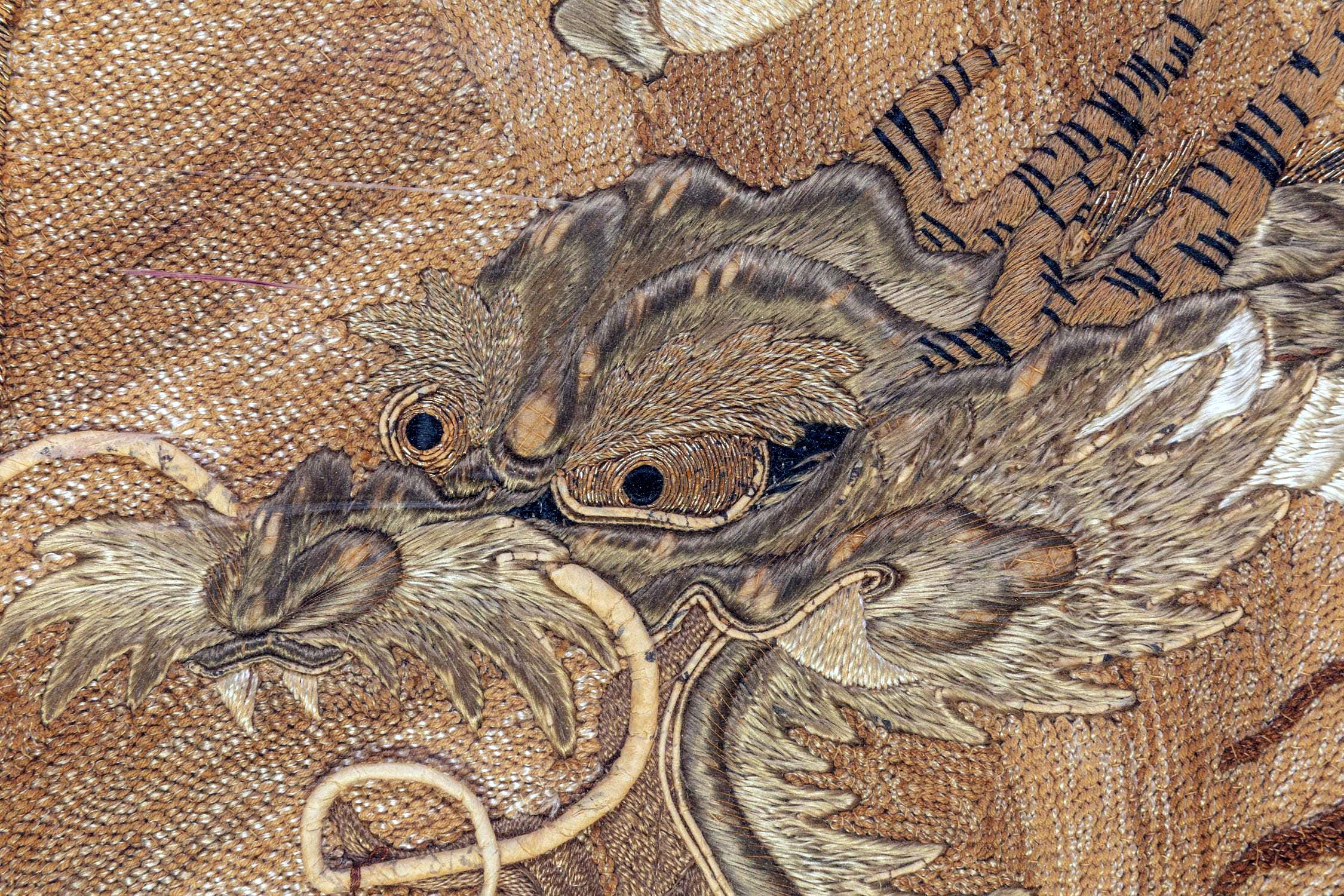 Gerahmter japanischer antiker Phoenix- Drachen-Stickerei-Wandteppich aus der Meiji-Periode im Angebot 3