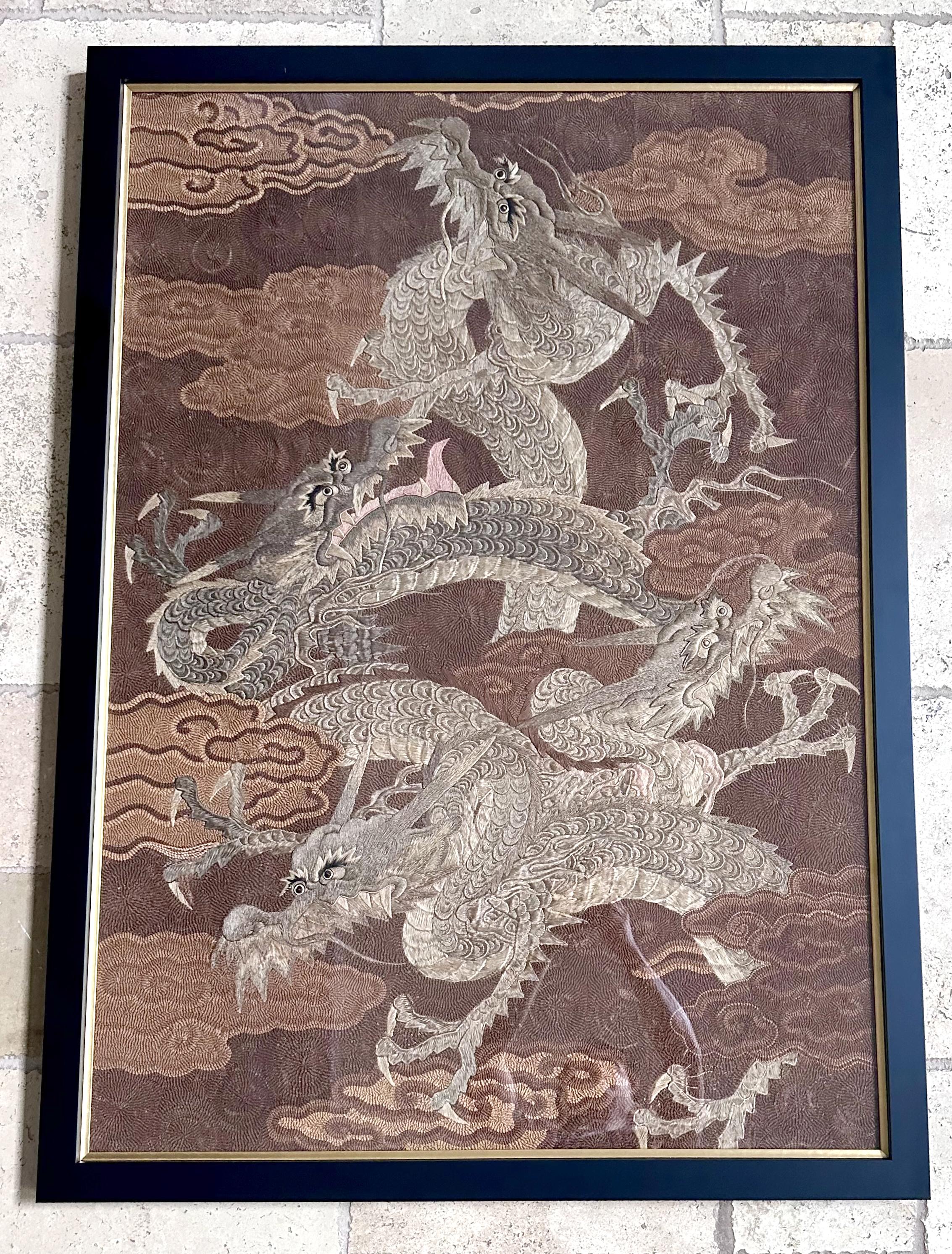 Tapiz Japonés Bordado Dragón Periodo Meiji Enmarcado en Bueno estado para la venta en Atlanta, GA