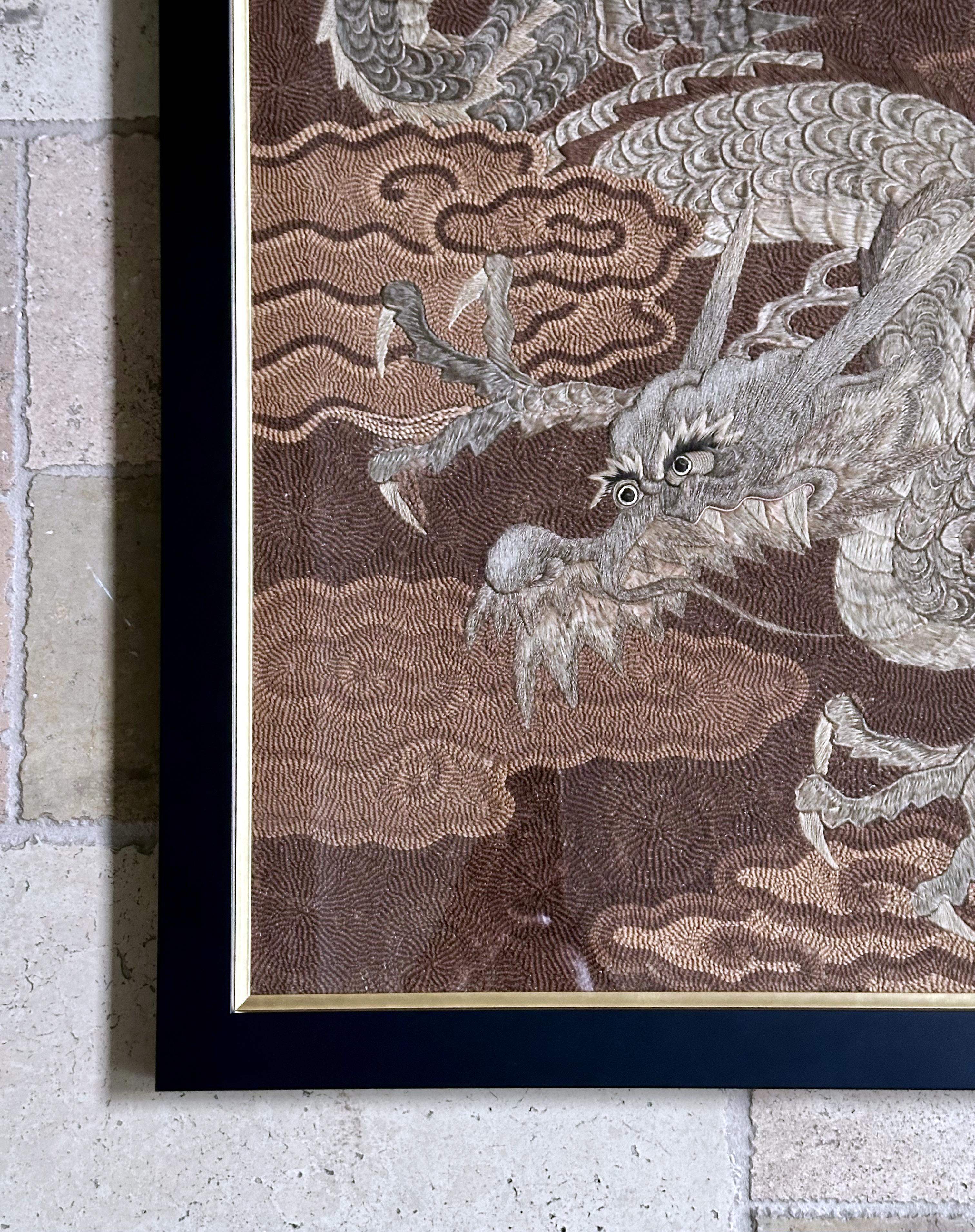 Tapiz Japonés Bordado Dragón Periodo Meiji Enmarcado Fines del siglo XIX en venta