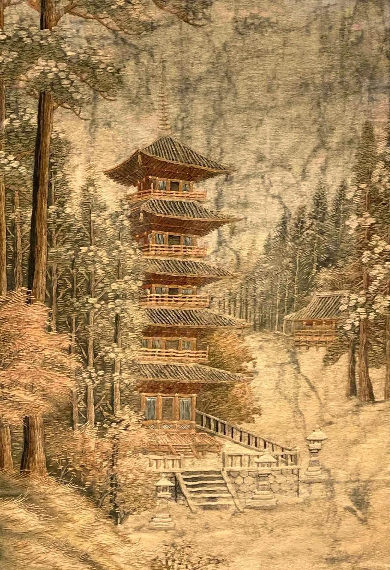 Japonisme Panneau de broderie japonaise encadré Scène de pagode en vente