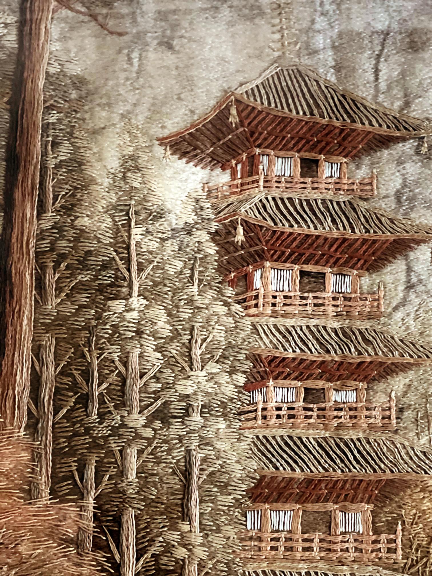 Japonais Panneau de broderie japonaise encadré Scène de pagode en vente