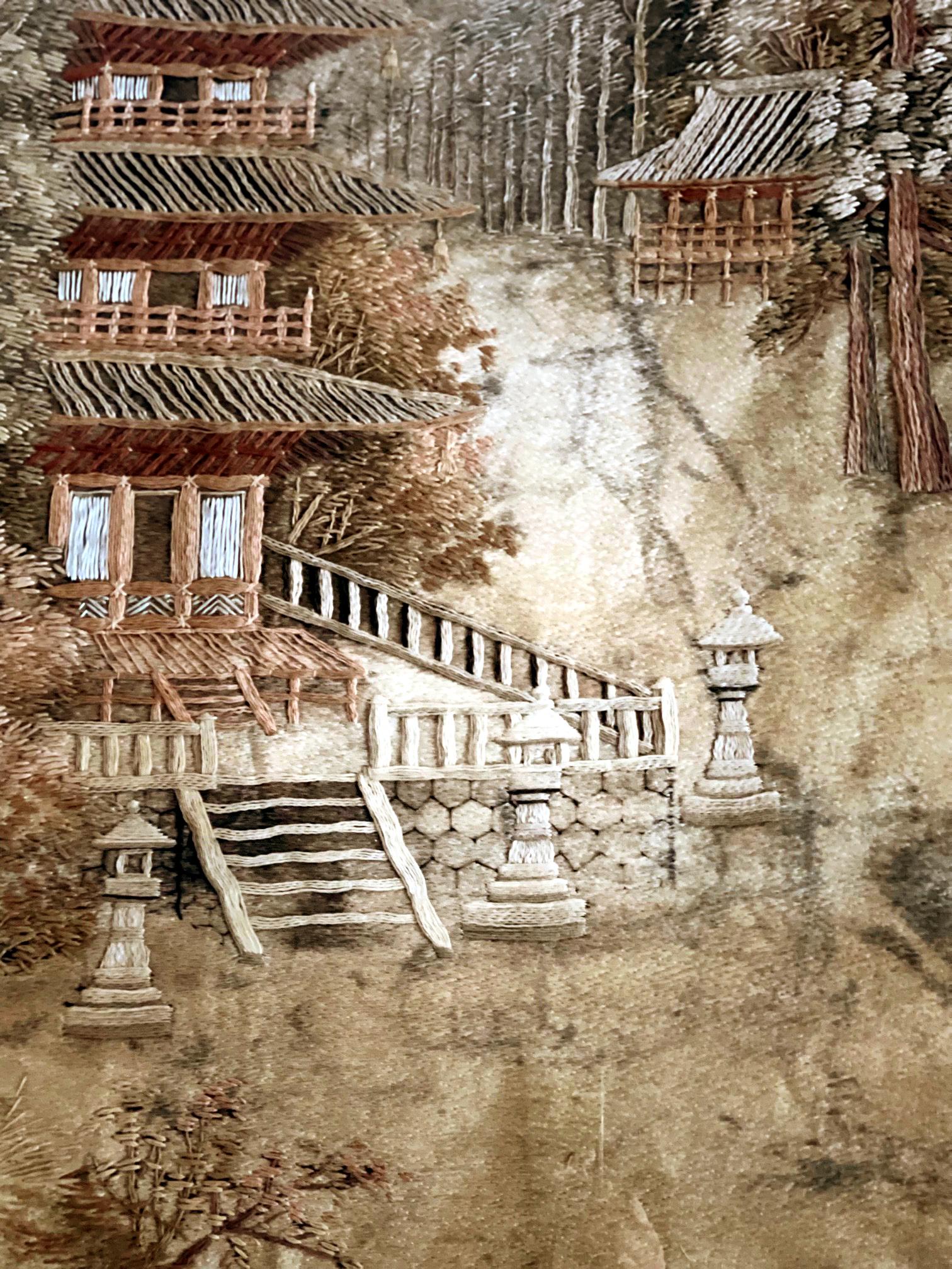 Brodé Panneau de broderie japonaise encadré Scène de pagode en vente