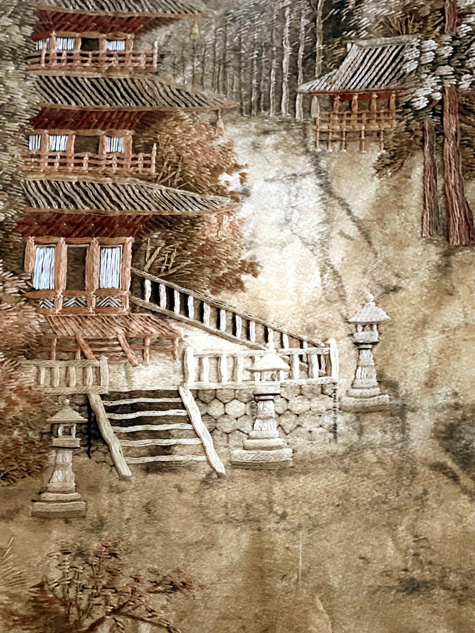 Gerahmte japanische Stickerei-Textil-Paneel- Pagoden-Szene mit Stickerei (Japonismus) im Angebot