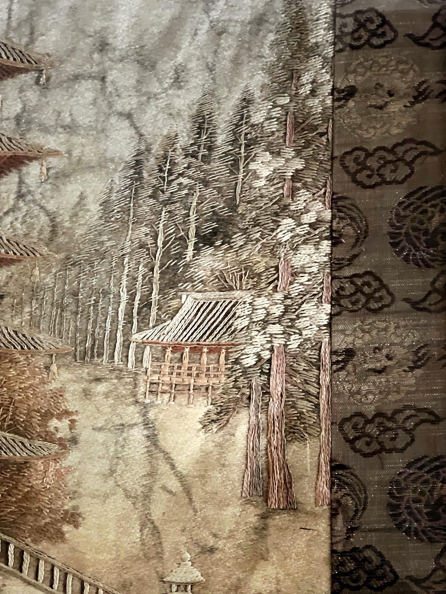 Panneau de broderie japonaise encadré Scène de pagode Bon état - En vente à Atlanta, GA