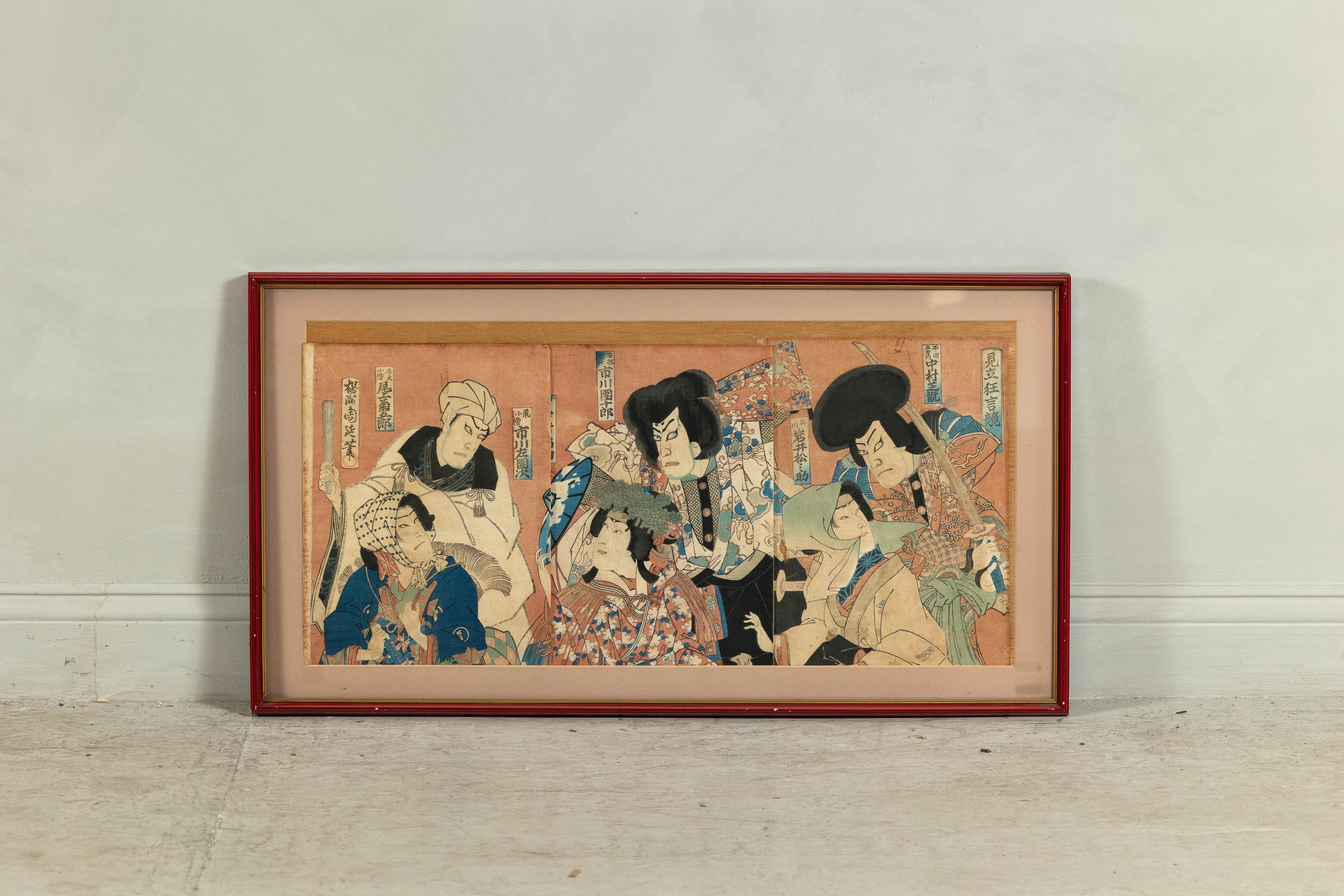 Este tríptico japonés ukiyo-e, enmarcado en una xilografía del teatro Kabuki, capta la energía y el dramatismo de las representaciones del periodo Edo. La escena se desarrolla en tres paneles, cada uno meticulosamente impreso en papel washi