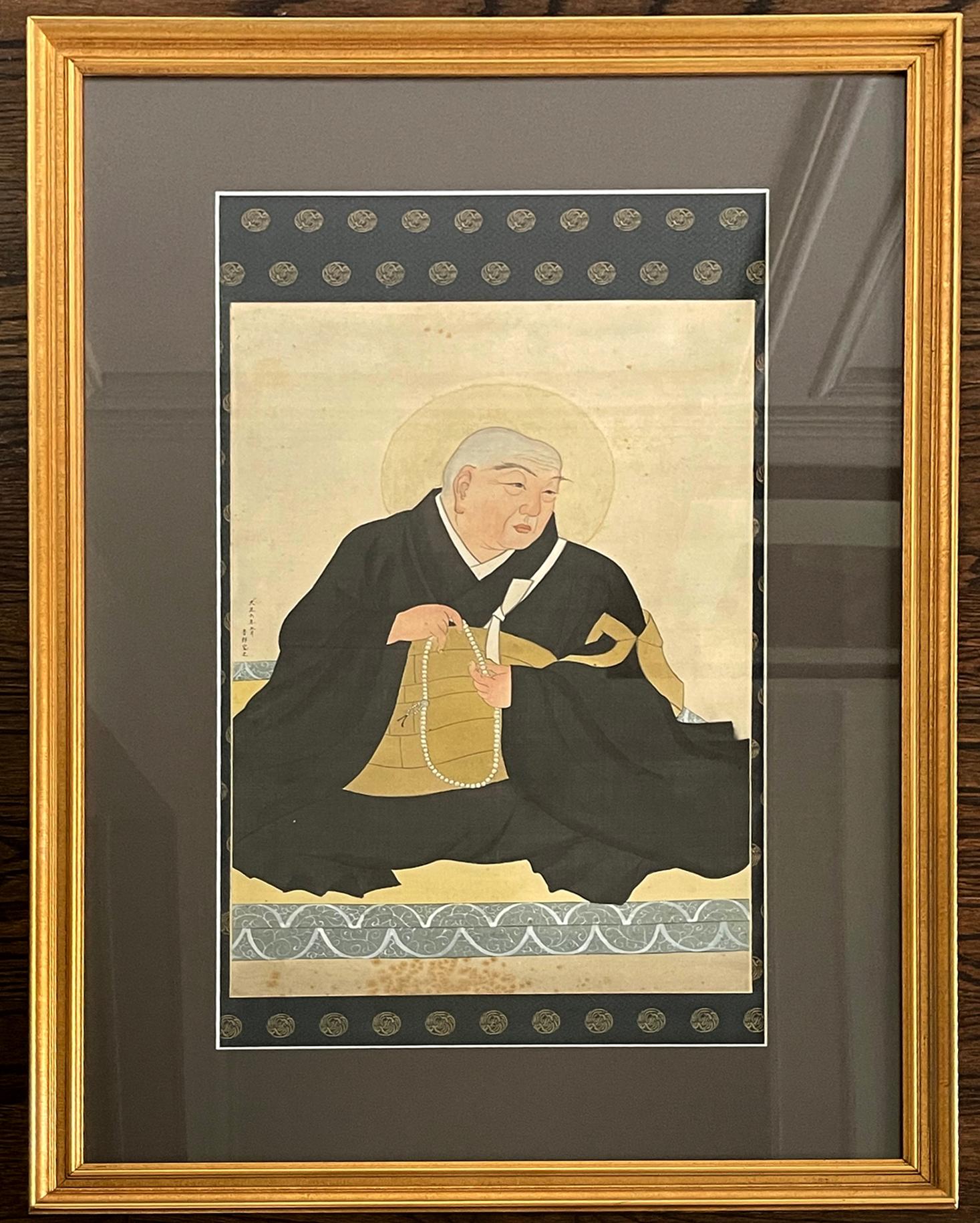 Das Gemälde eines buddhistischen Priesters in Gouache auf Seide des japanischen Malers Goro Kamenaga (1890-1955). Das sehr realistische Gemälde zeigt eine sitzende Figur, die ein buddhistisches Gewand mit einem darüber gebundenen Kesa trägt und eine