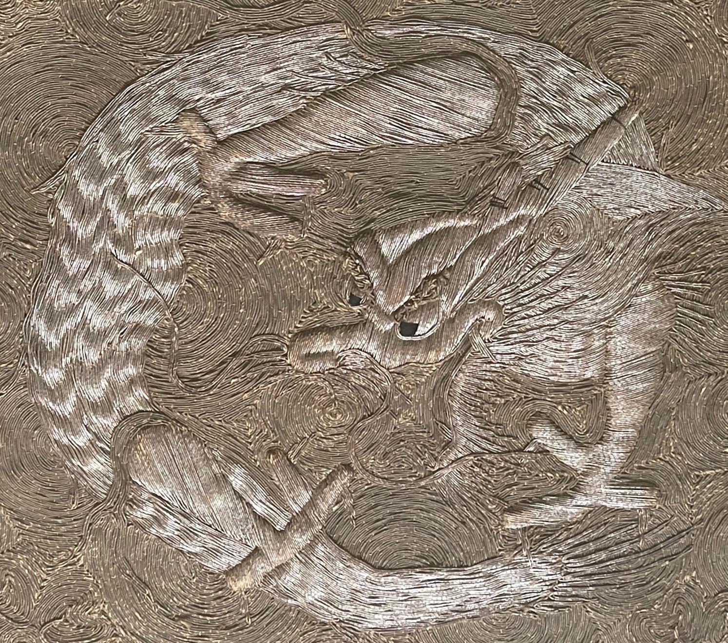Gerahmte japanische Reliefstickerei, Textilkunst des Drachens (Japonismus) im Angebot