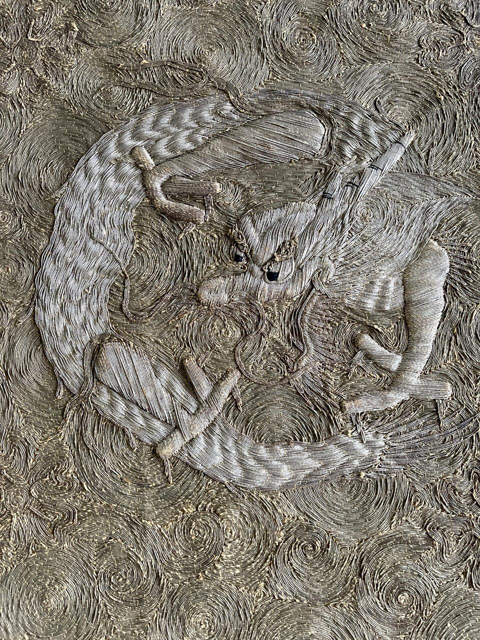 Encadré, broderie en relief japonais, textile Art du dragon Bon état - En vente à Atlanta, GA