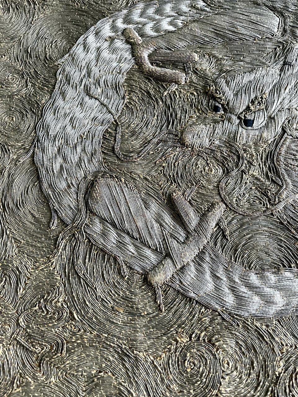 Gerahmte japanische Reliefstickerei, Textilkunst des Drachens (Spätes 19. Jahrhundert) im Angebot