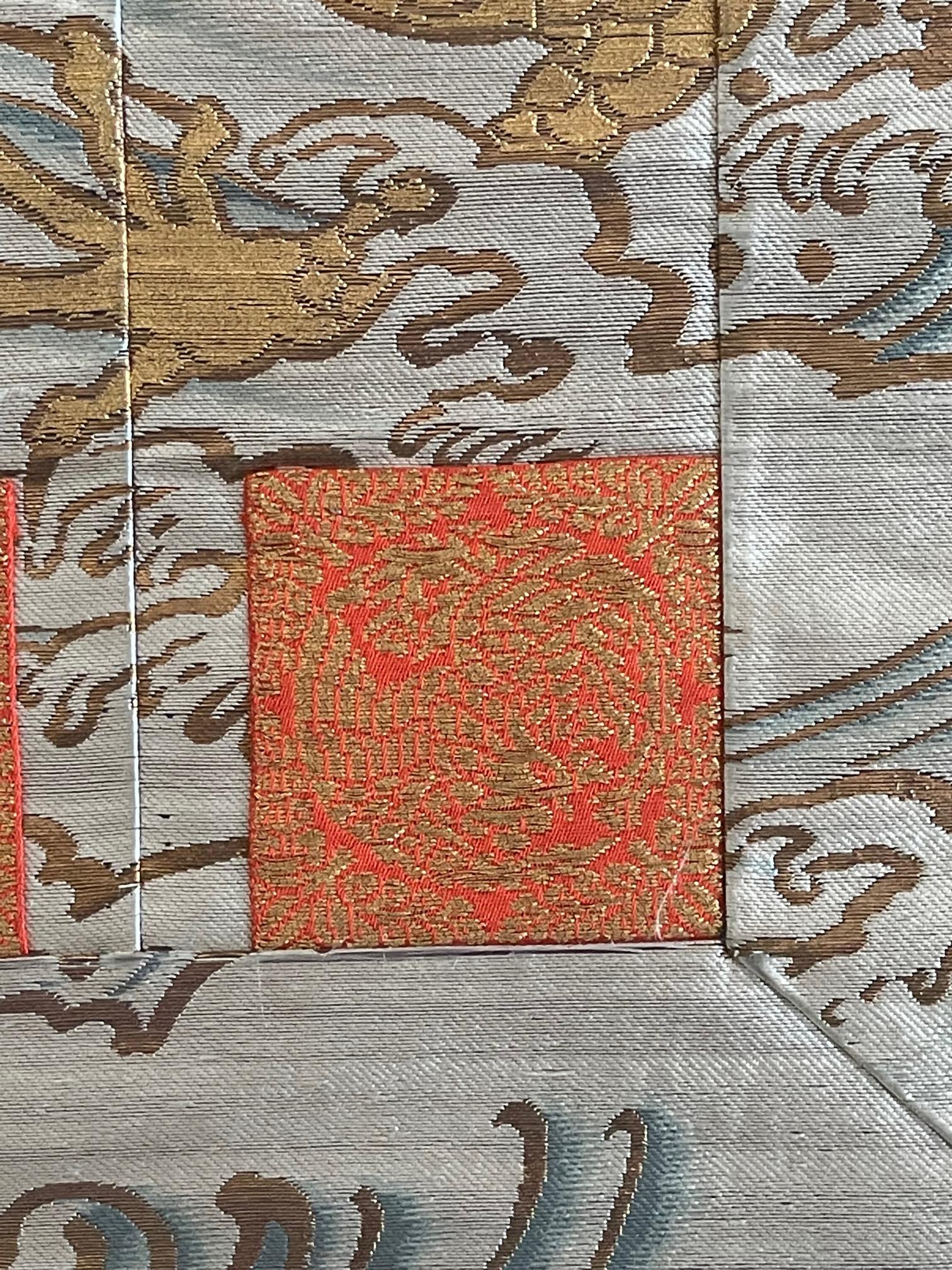 Panneau textile japonais tissé encadré avec dragon de la période Meiji en vente 7