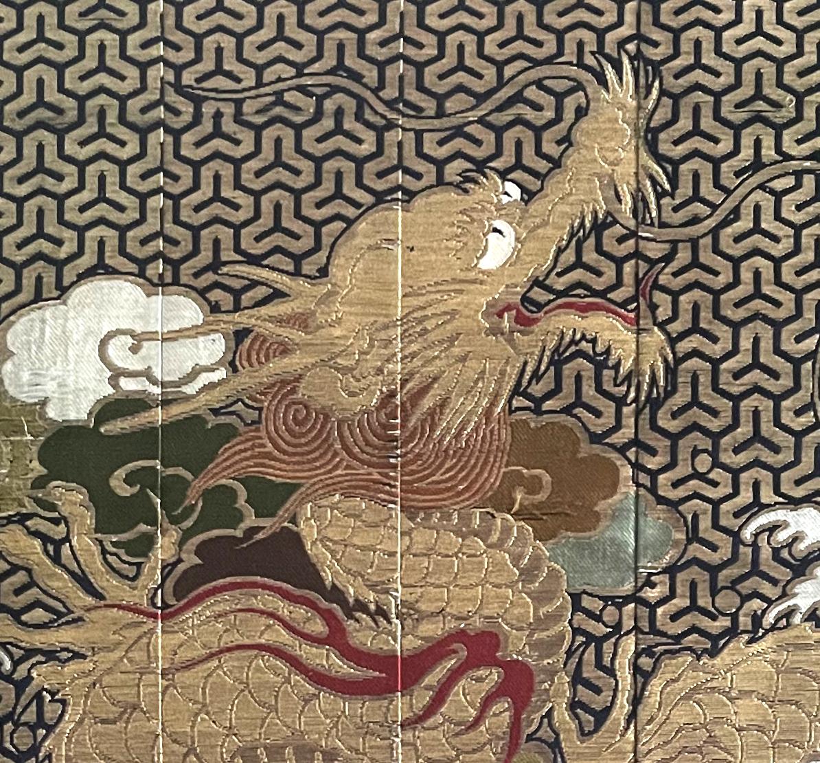 Japonais Panneau textile japonais tissé encadré avec dragon de la période Meiji en vente