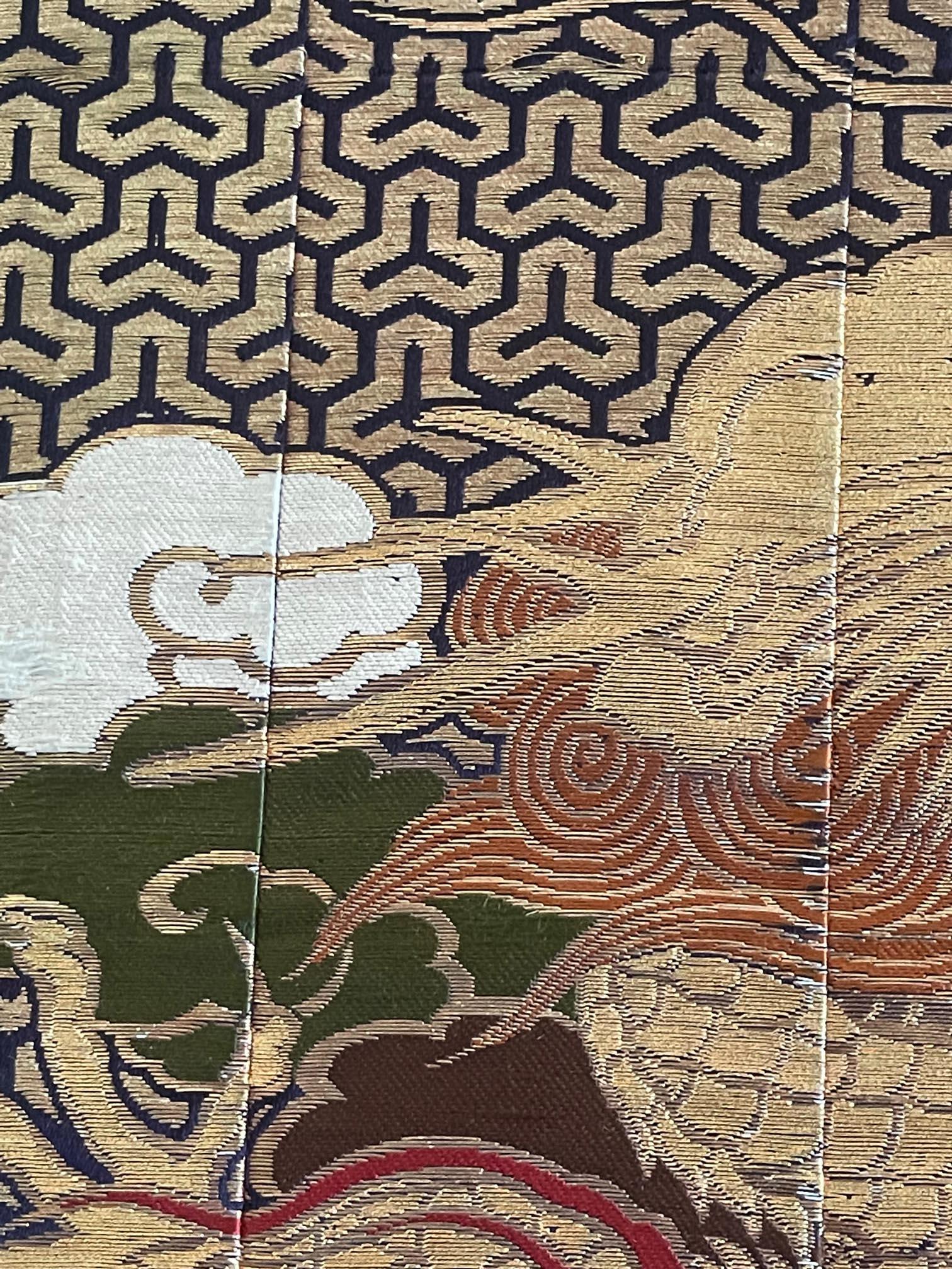 Panneau textile japonais tissé encadré avec dragon de la période Meiji Bon état - En vente à Atlanta, GA