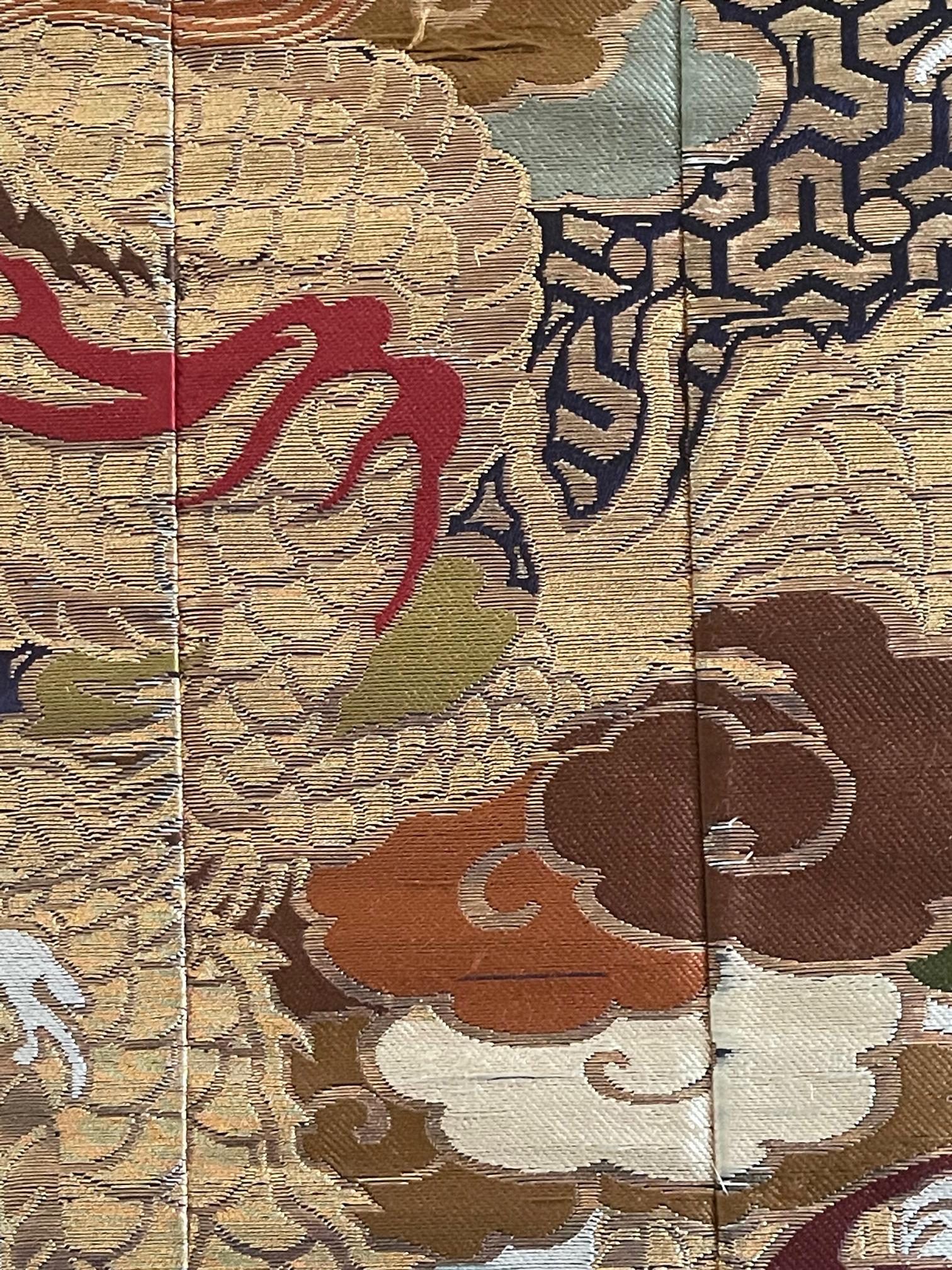Soie Panneau textile japonais tissé encadré avec dragon de la période Meiji en vente
