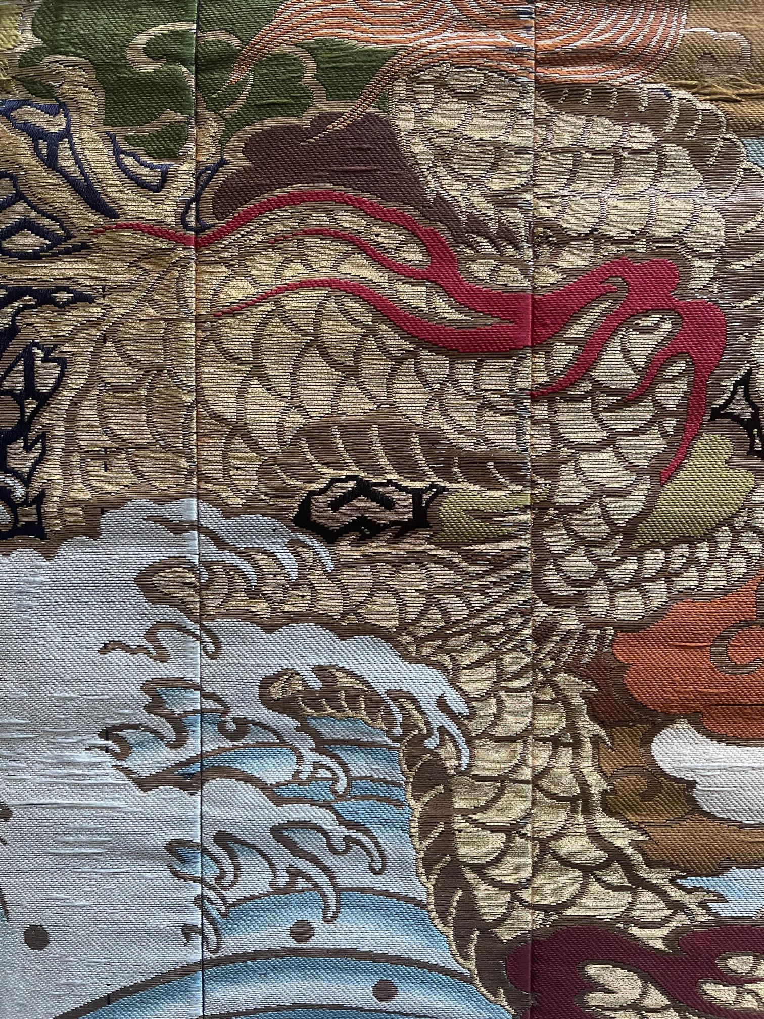 Panneau textile japonais tissé encadré avec dragon de la période Meiji en vente 2