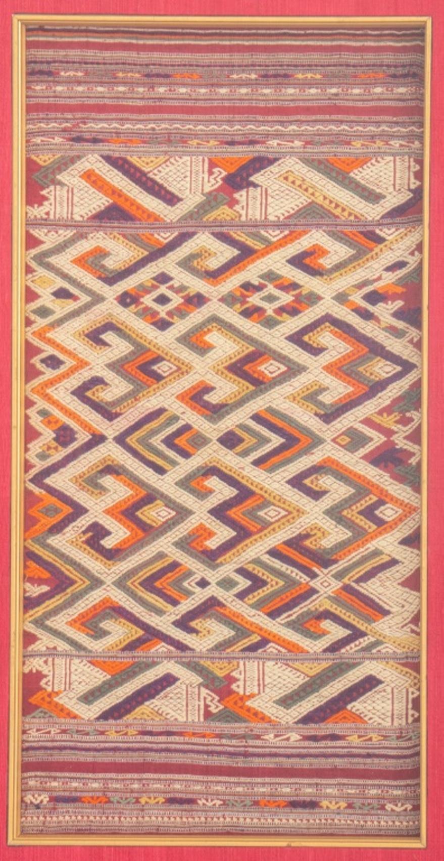 Panneau de textile Kilim noué à la main, encadré, en bon état. Usure conforme à l'âge et à l'utilisation.

Dimensions : Image : 19,5