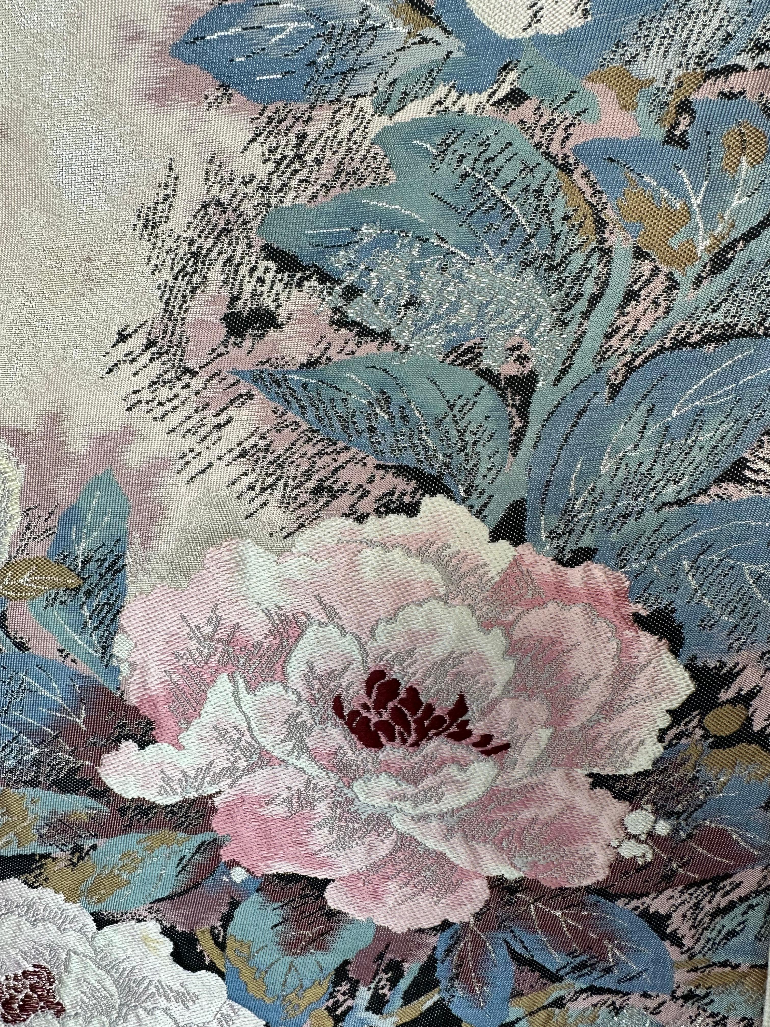 Gerahmte Kimono-Kunst „Prosperous Blossom“ von Kimono-Couture, japanische Textilkunst (21. Jahrhundert und zeitgenössisch) im Angebot