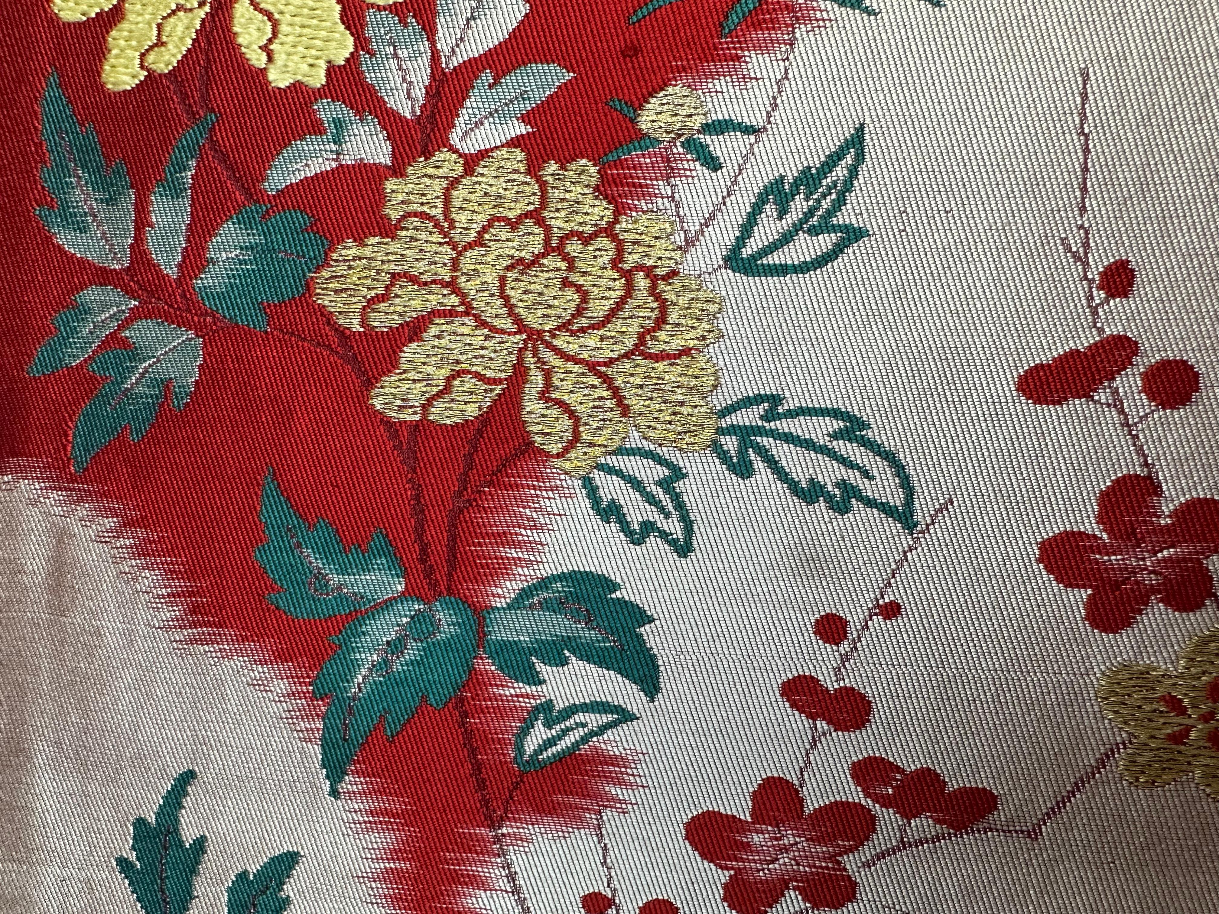 Gerahmte Kimono-Kunst „Seasonal Blessings“ von Kimono-Couture, japanische Textilkunst (21. Jahrhundert und zeitgenössisch) im Angebot