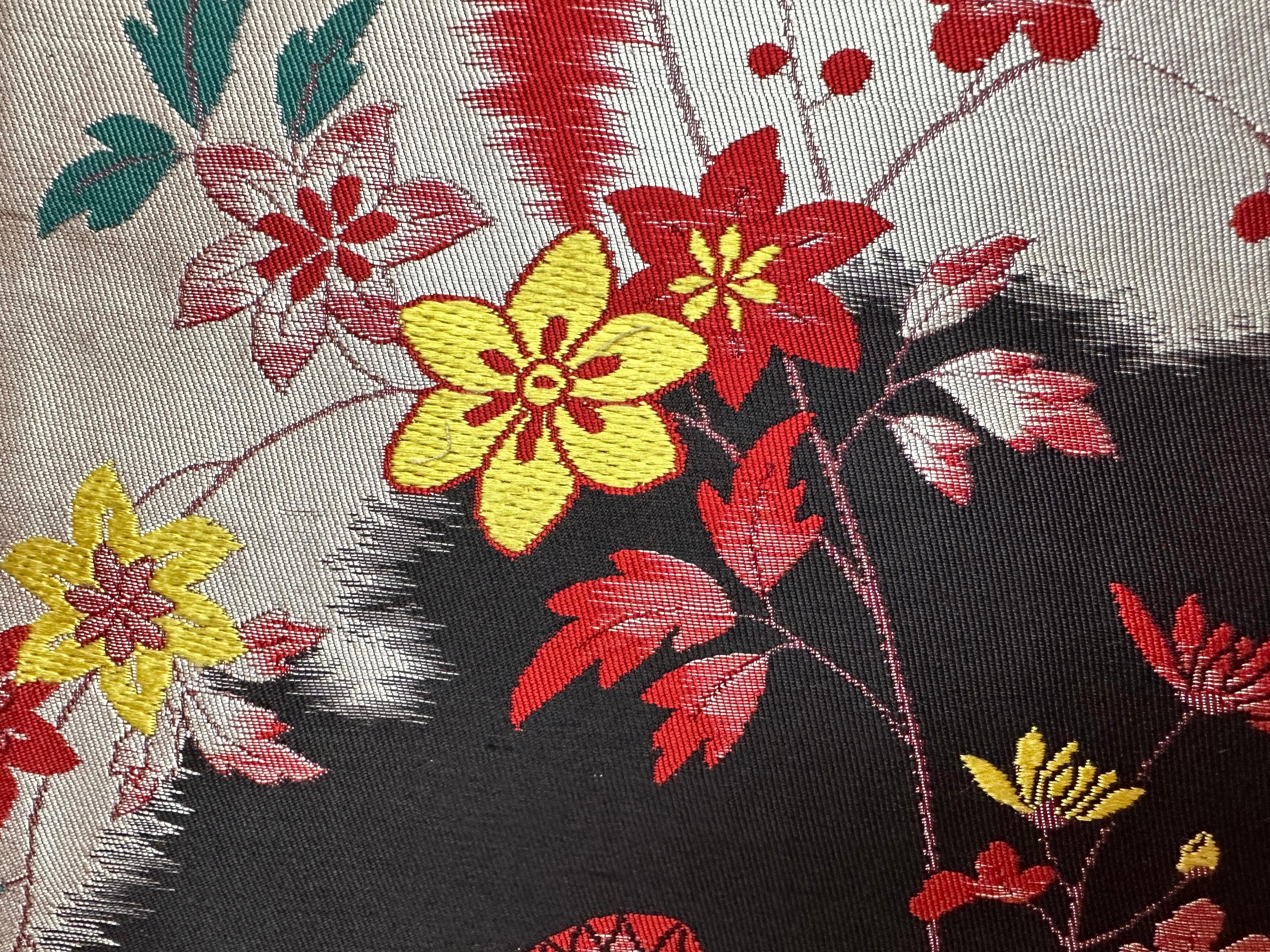 Gerahmte Kimono-Kunst „Seasonal Blessings“ von Kimono-Couture, japanische Textilkunst im Angebot 1