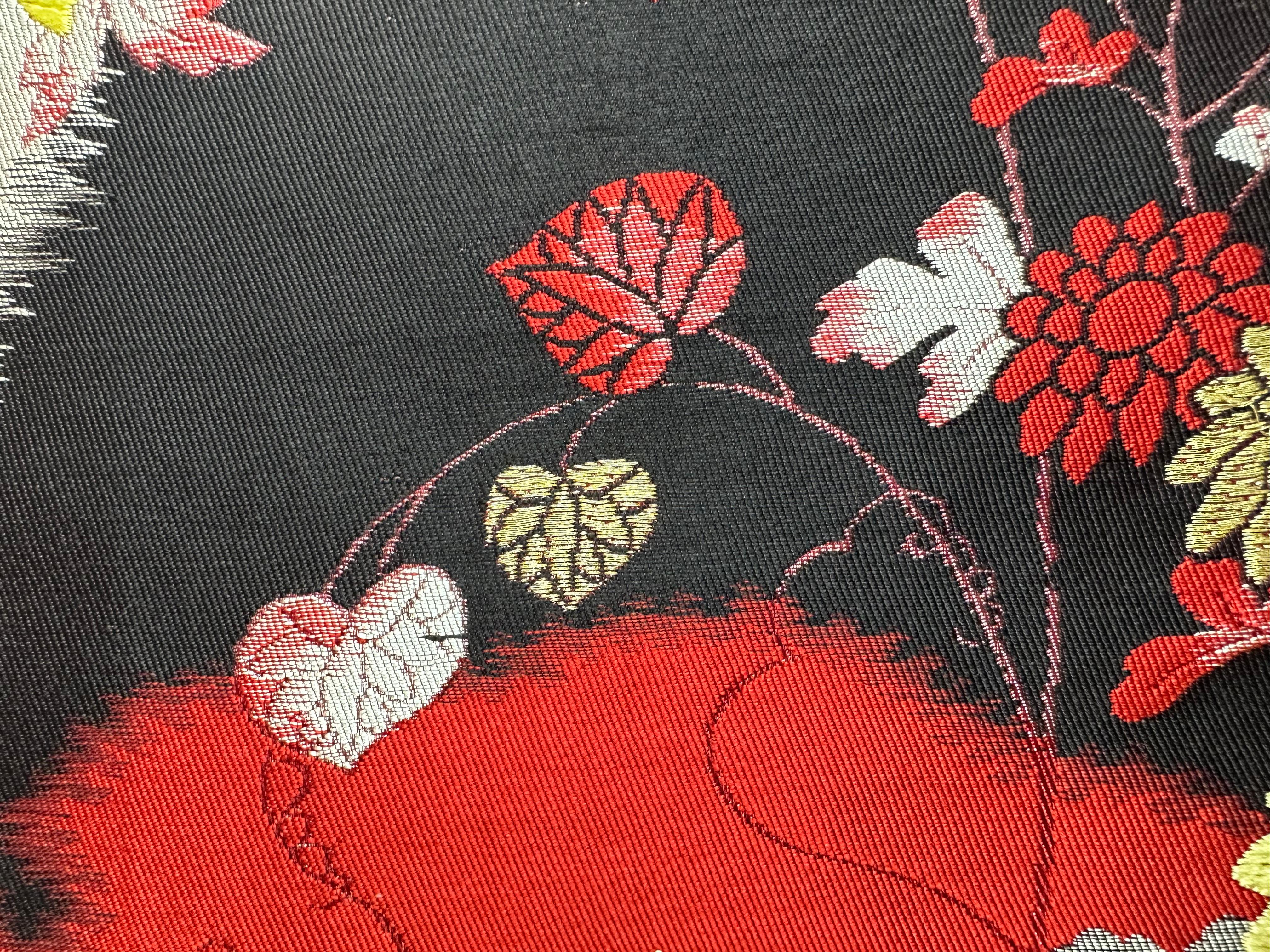 Gerahmte Kimono-Kunst „Seasonal Blessings“ von Kimono-Couture, japanische Textilkunst im Angebot 2