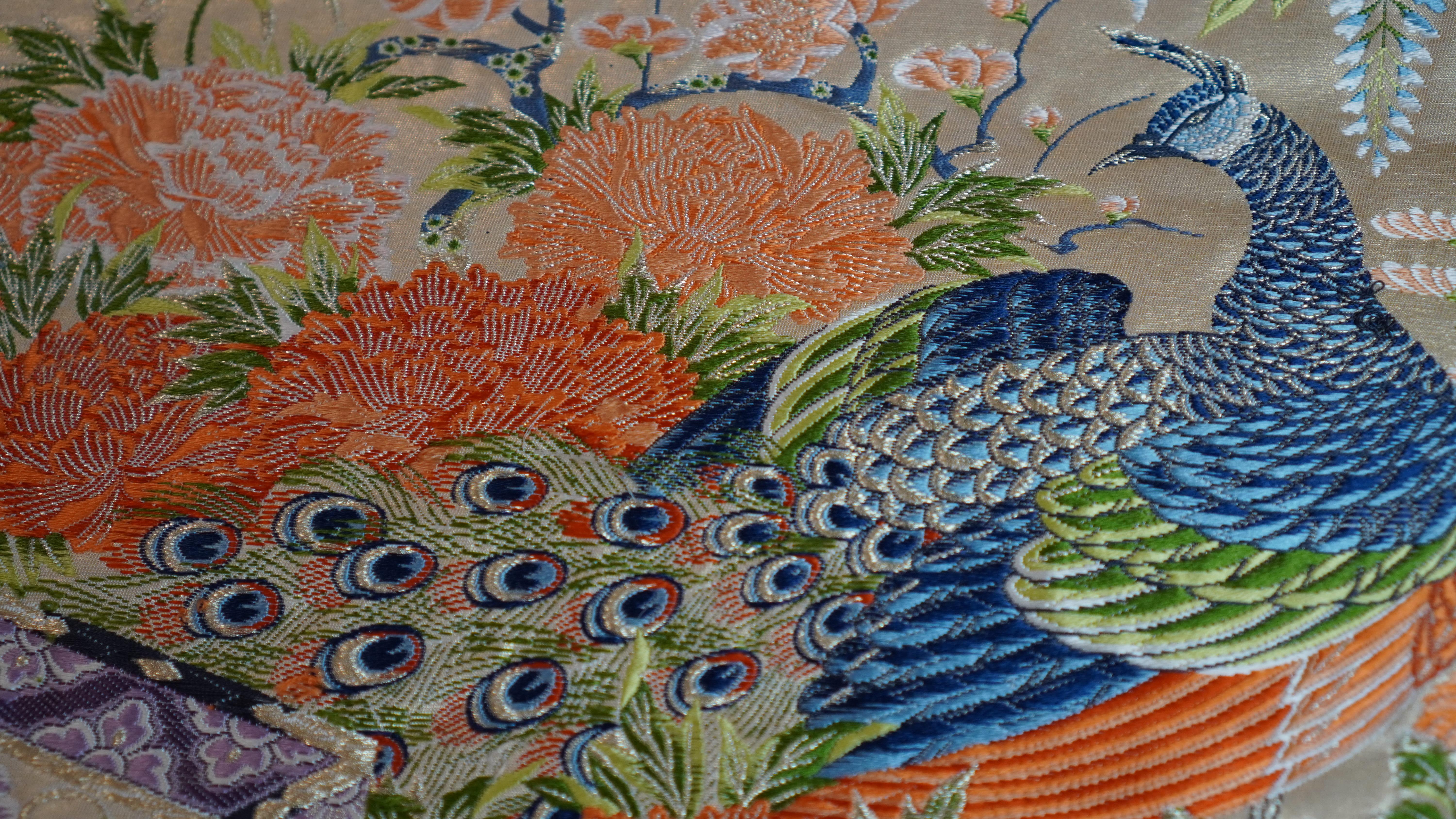 Gerahmte Kimono-Kunst, „Der König der Pfaue“ von Kimono-Couture, japanische Wandkunst (Stoff) im Angebot
