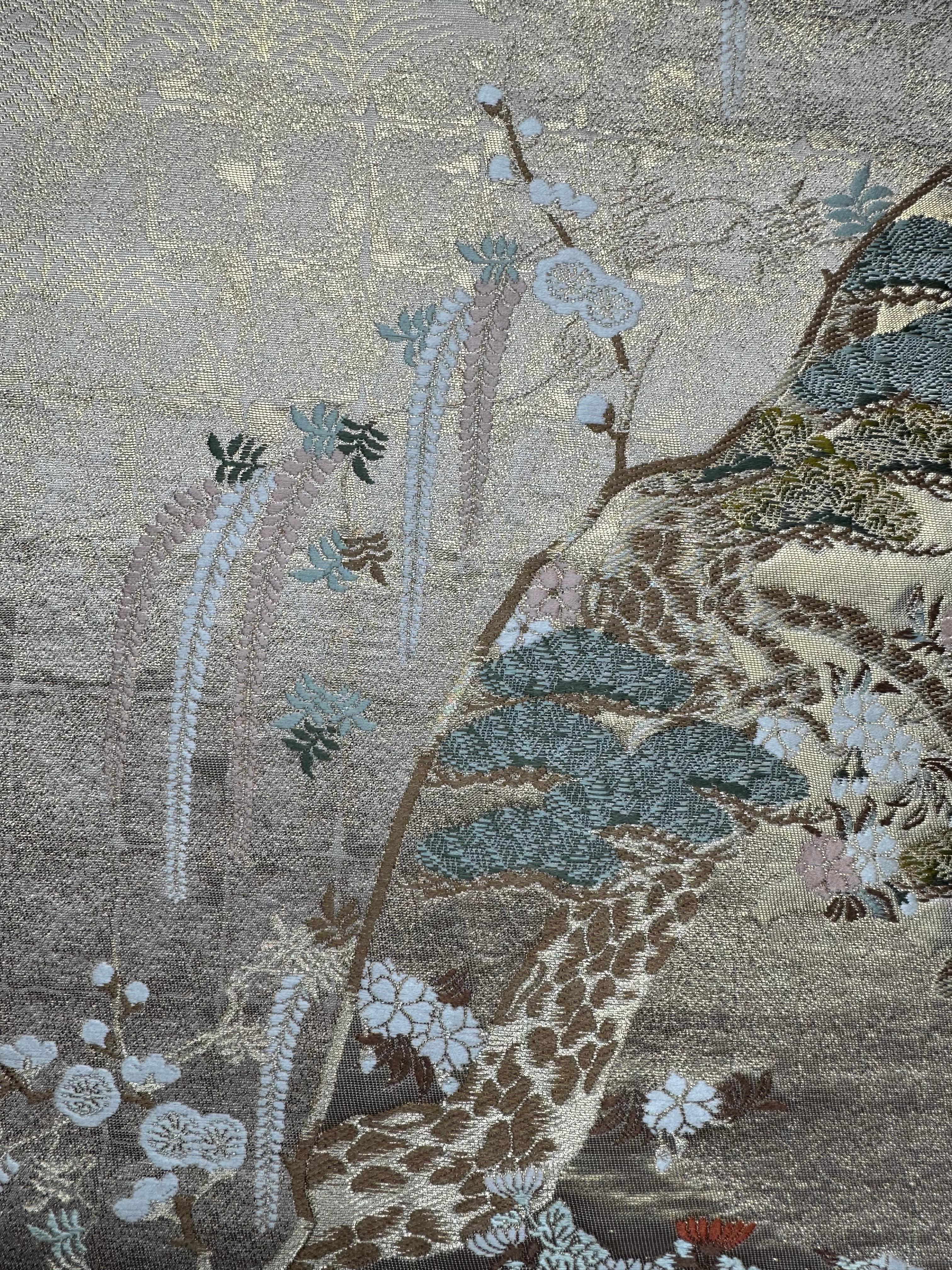 Gerahmte Kimono-Kunst, „Die Königin der Pfaue“ von Kimono-Couture, japanische Wandkunst (21. Jahrhundert und zeitgenössisch) im Angebot