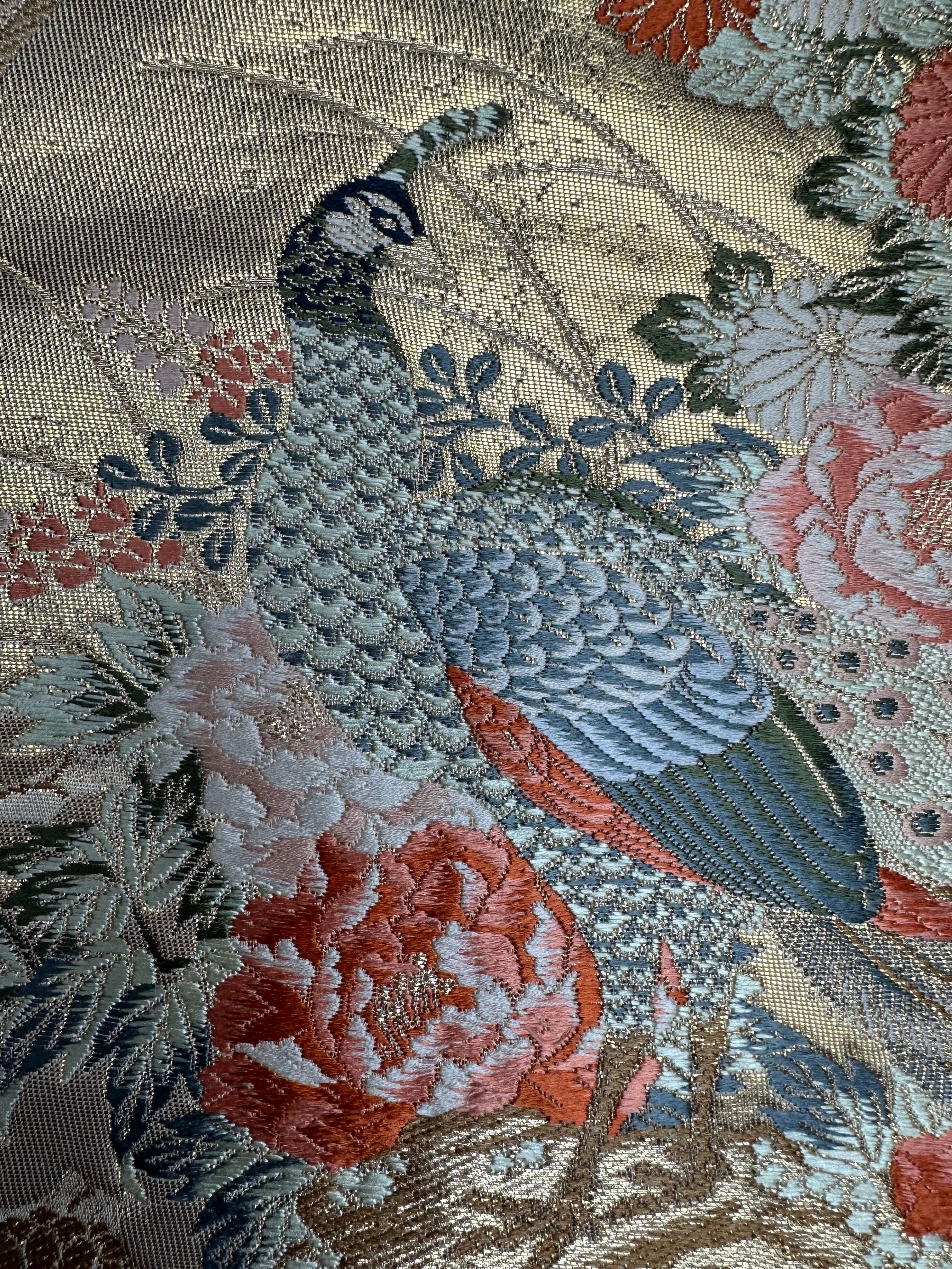 Gerahmte Kimono-Kunst, „Die Königin der Pfaue“ von Kimono-Couture, japanische Wandkunst (Stoff) im Angebot