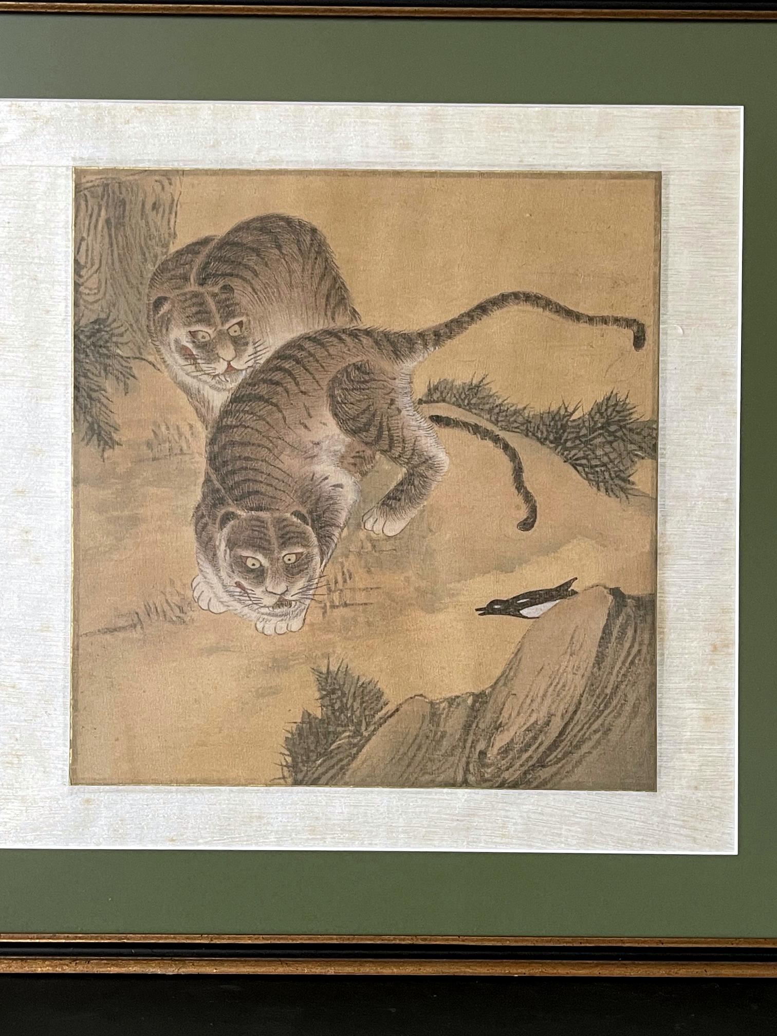 Une peinture d'art populaire coréen aquarelle sur soie montée avec une bordure de brocart et encadrée. L'aquarelle date probablement de la fin du XIXe siècle ou du début du XXe siècle, vers la fin de la dynastie Josen. L'œuvre représente un thème